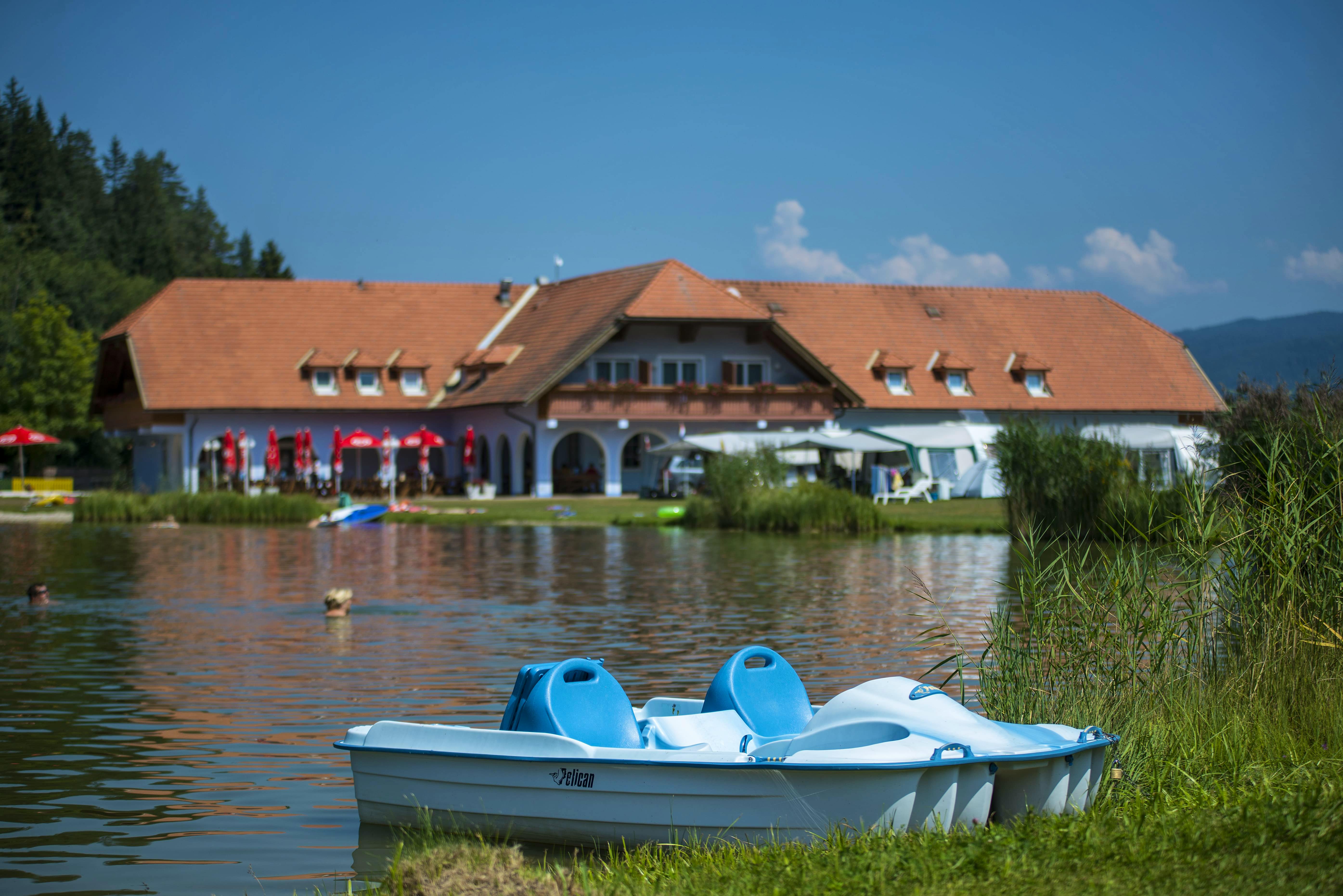 Lakeside Glamping Petzen - Lake Pirkdorfer See and restaurant