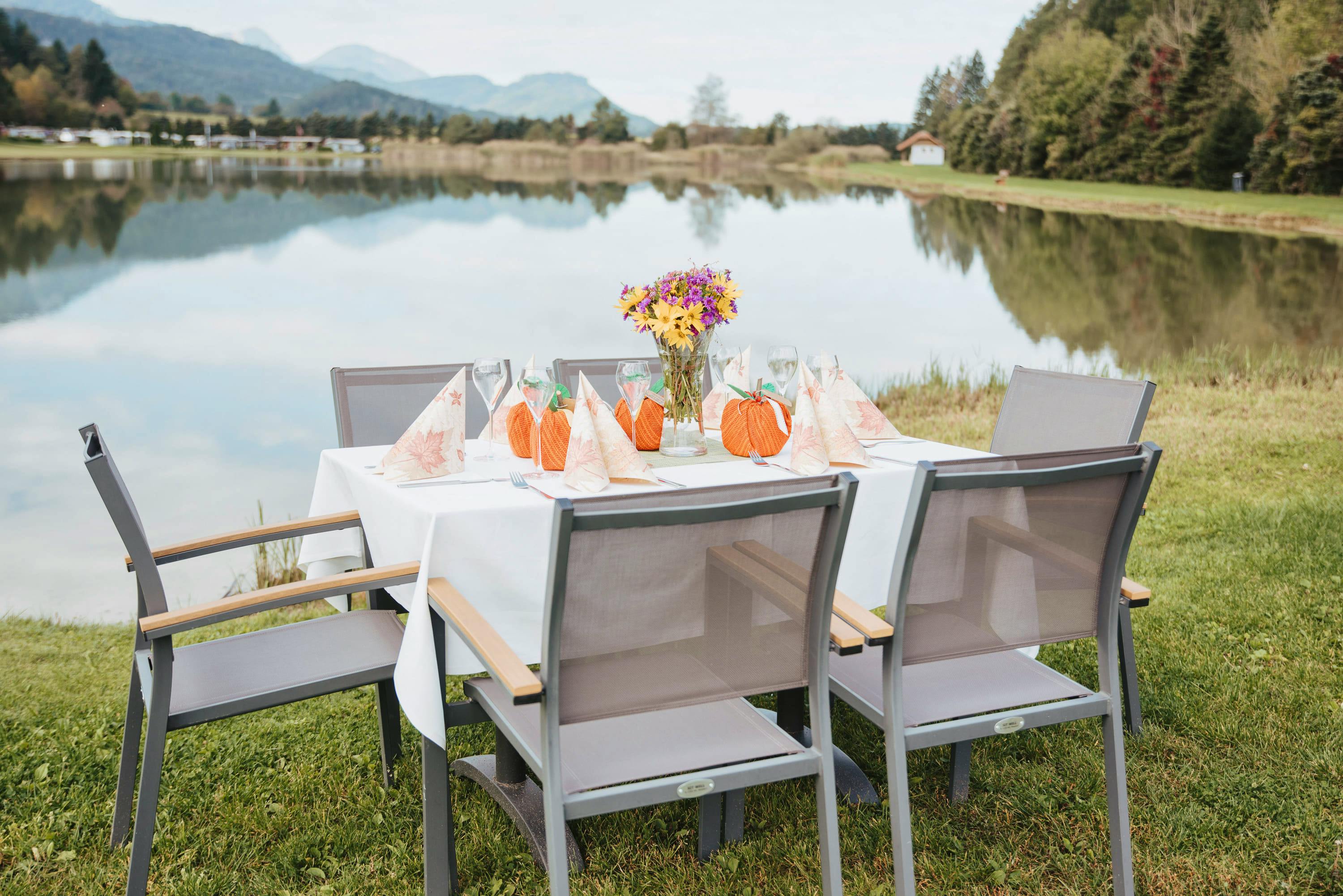 Lakeside Glamping Petzen - Restaurant with a lake view, Pirkdorfer See