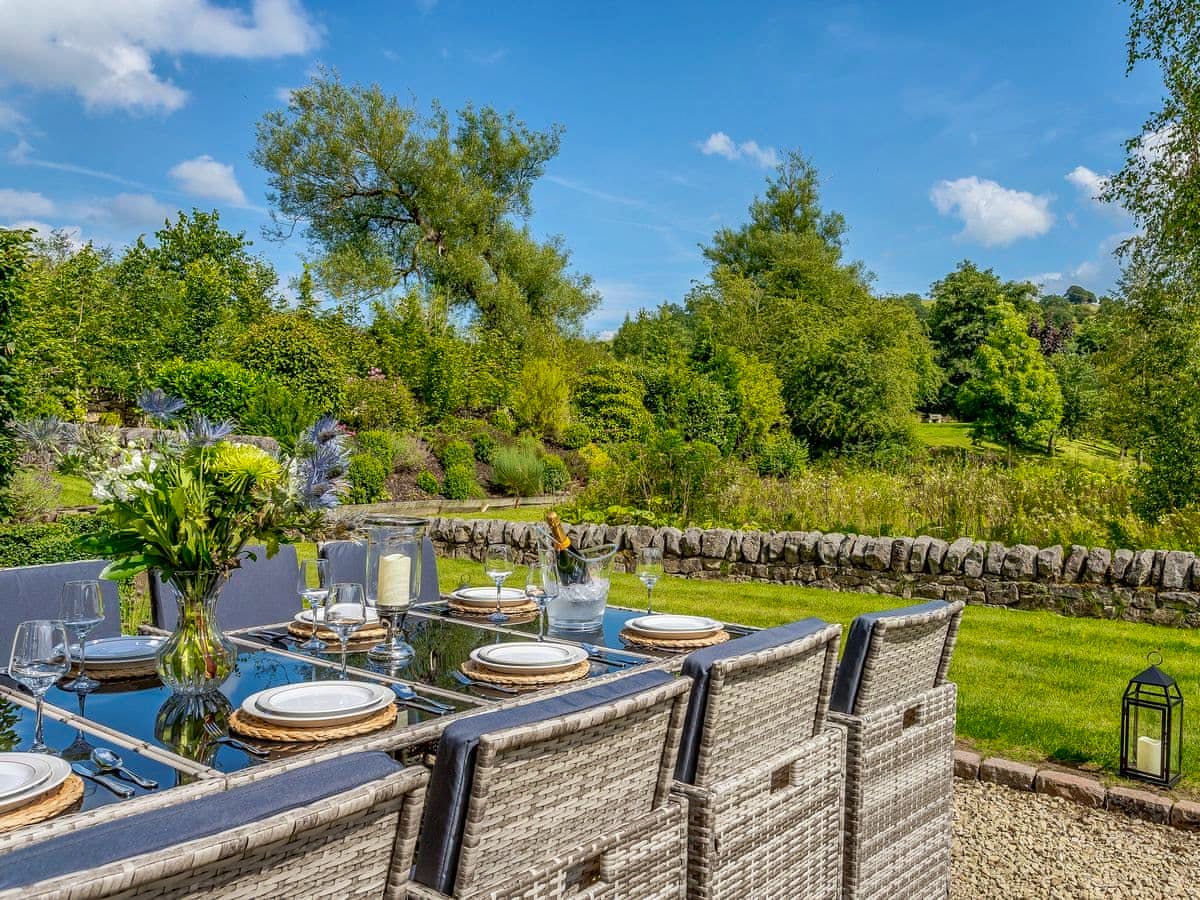 Outdoor Dining & Garden