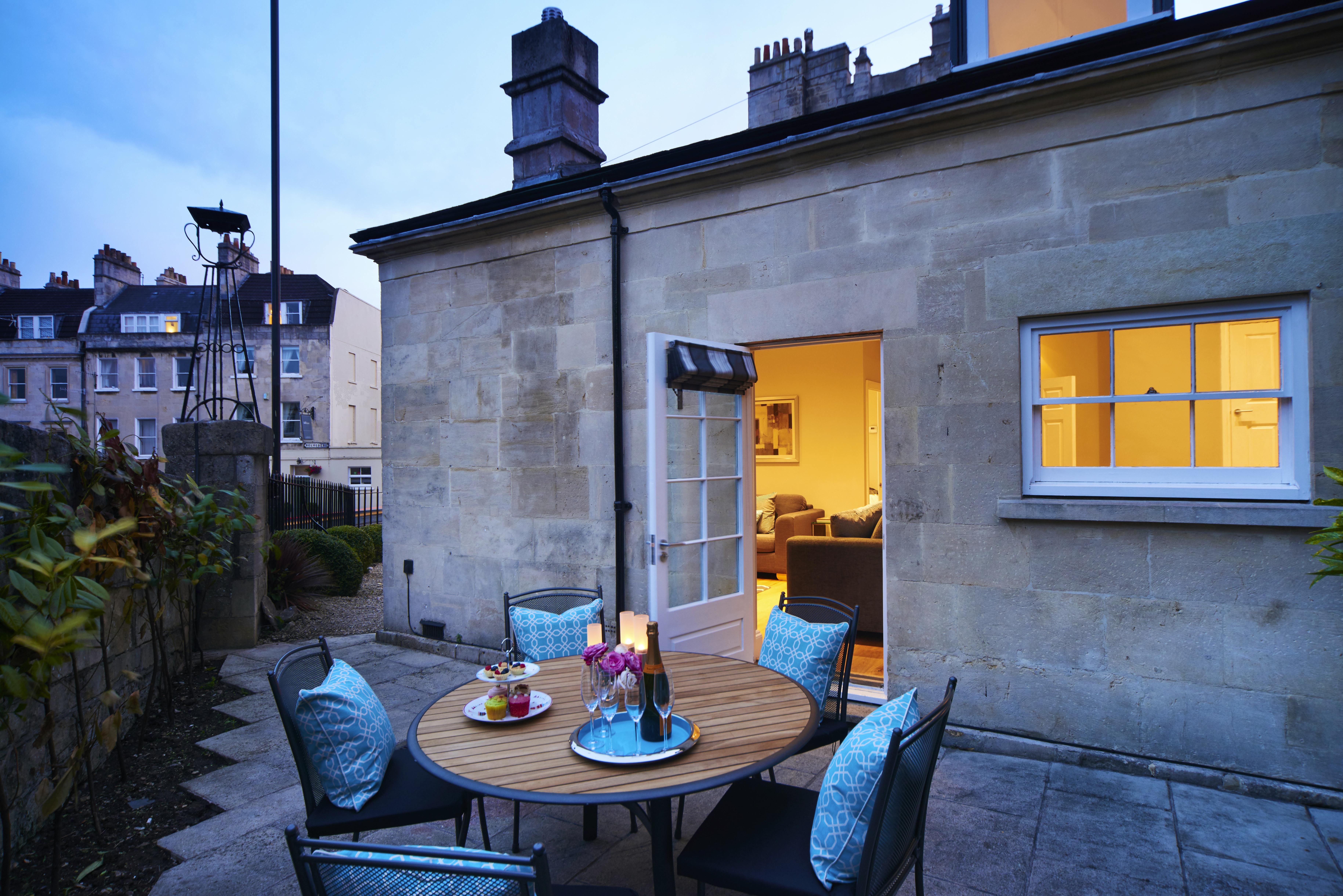 Camden Lodge - Comfy, Quaint Cottage In Bath