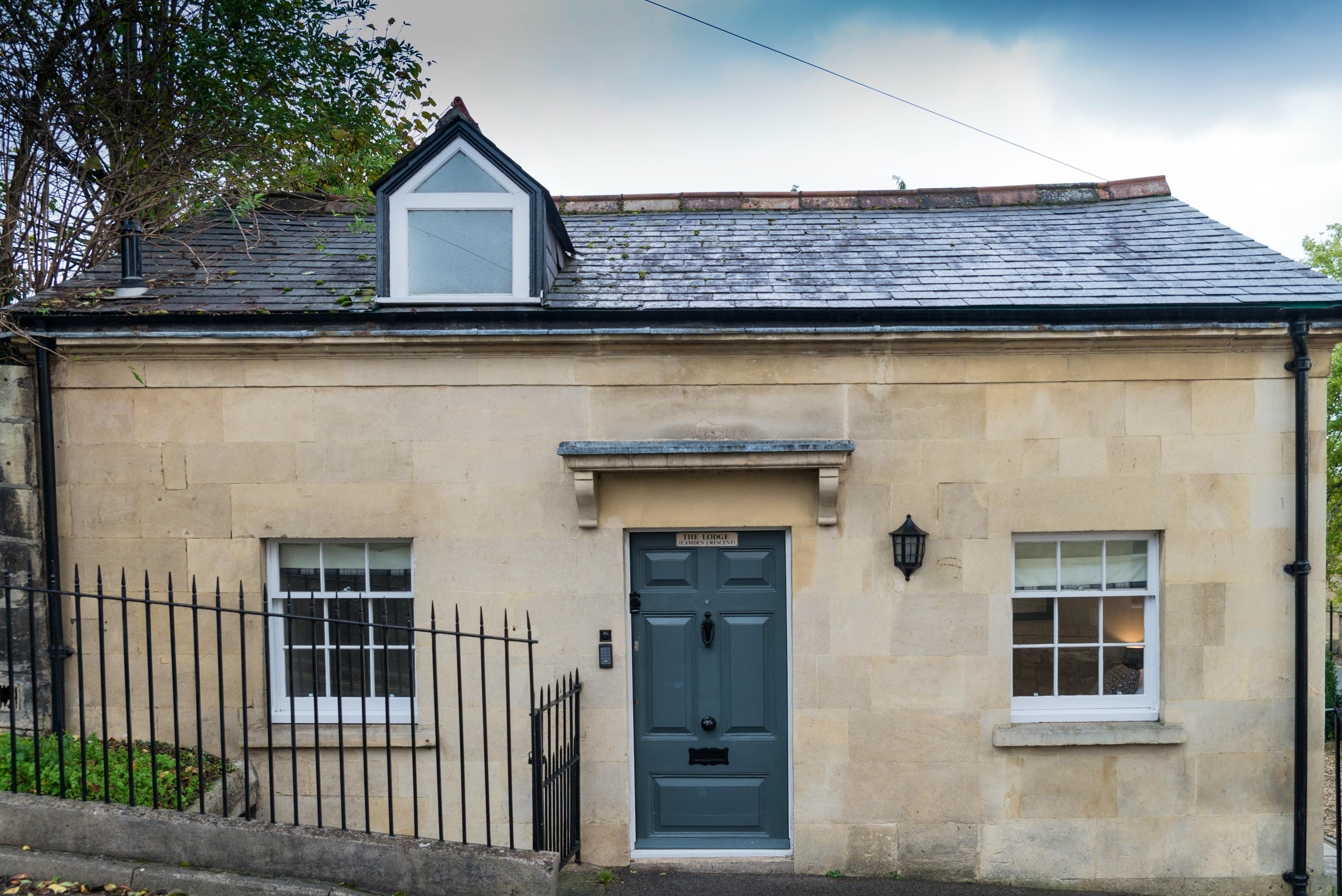 Camden Lodge - Comfy, Quaint Cottage In Bath