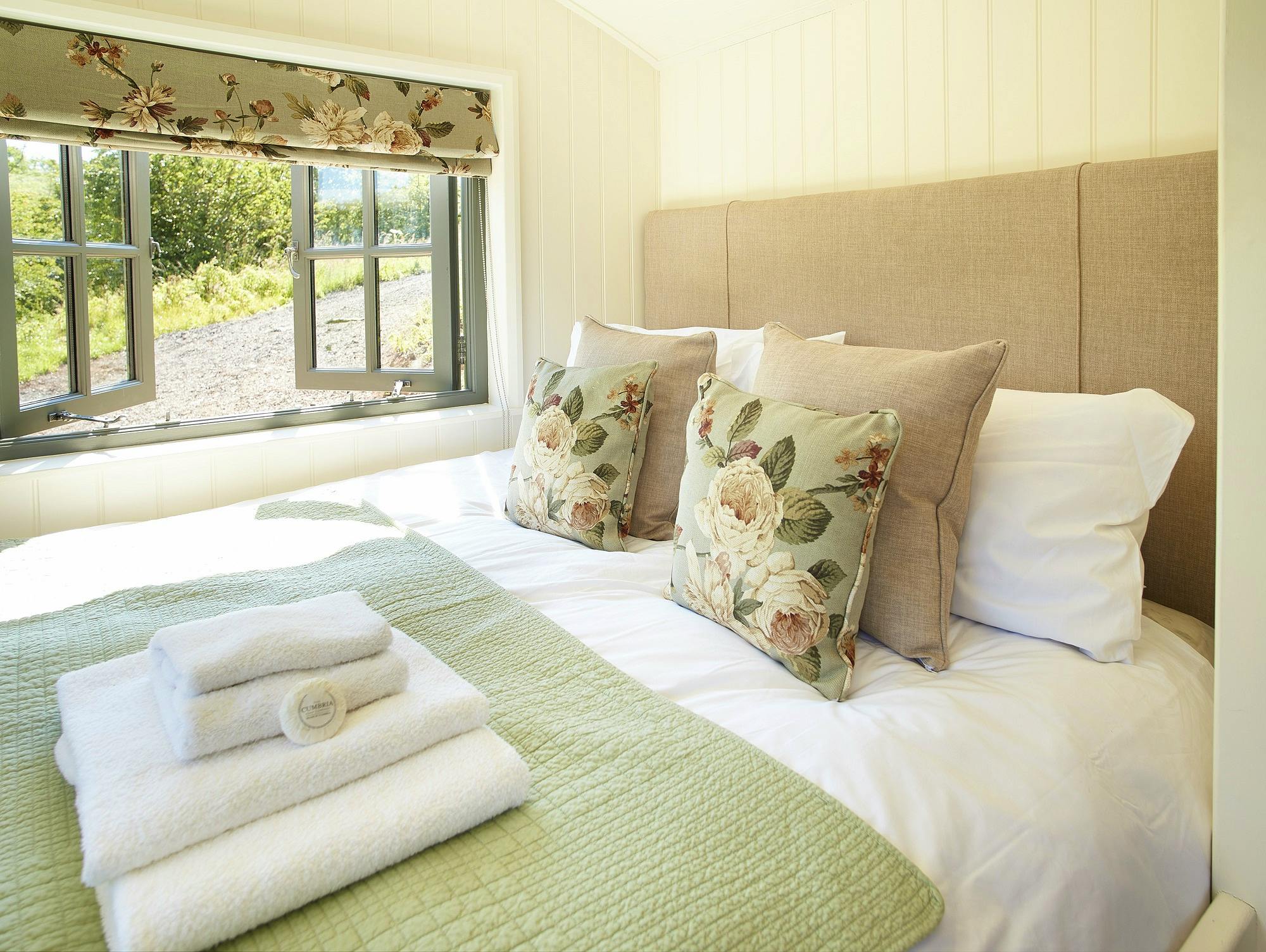 Hawthorn Retreat king size (5 ft) cabin (fixed) bed with Egyptian cotton linen and guest towels 