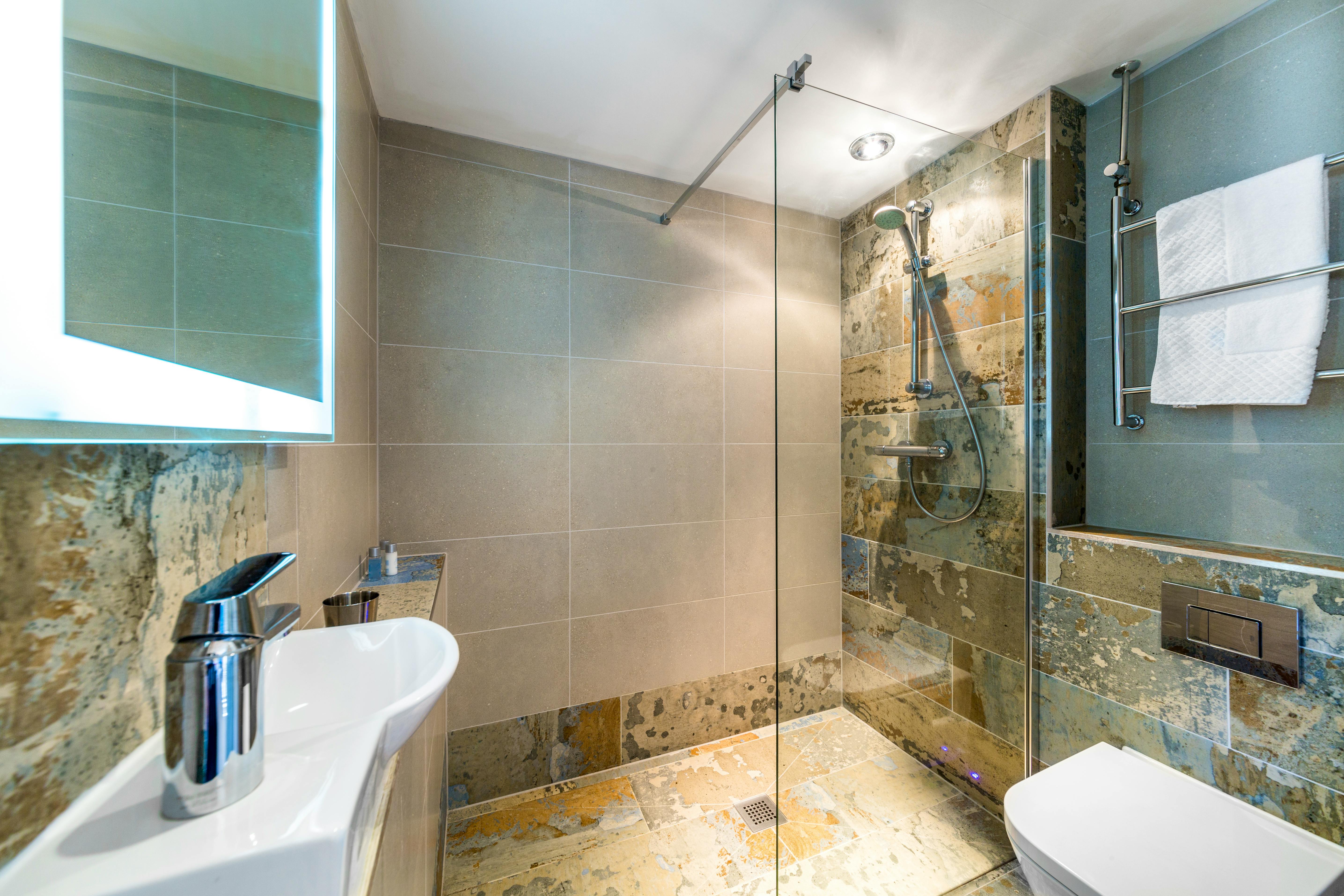 Thatched ensuite wet room