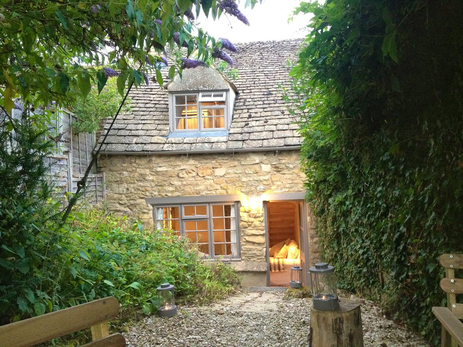 Most Romantic Cotswolds Cottages