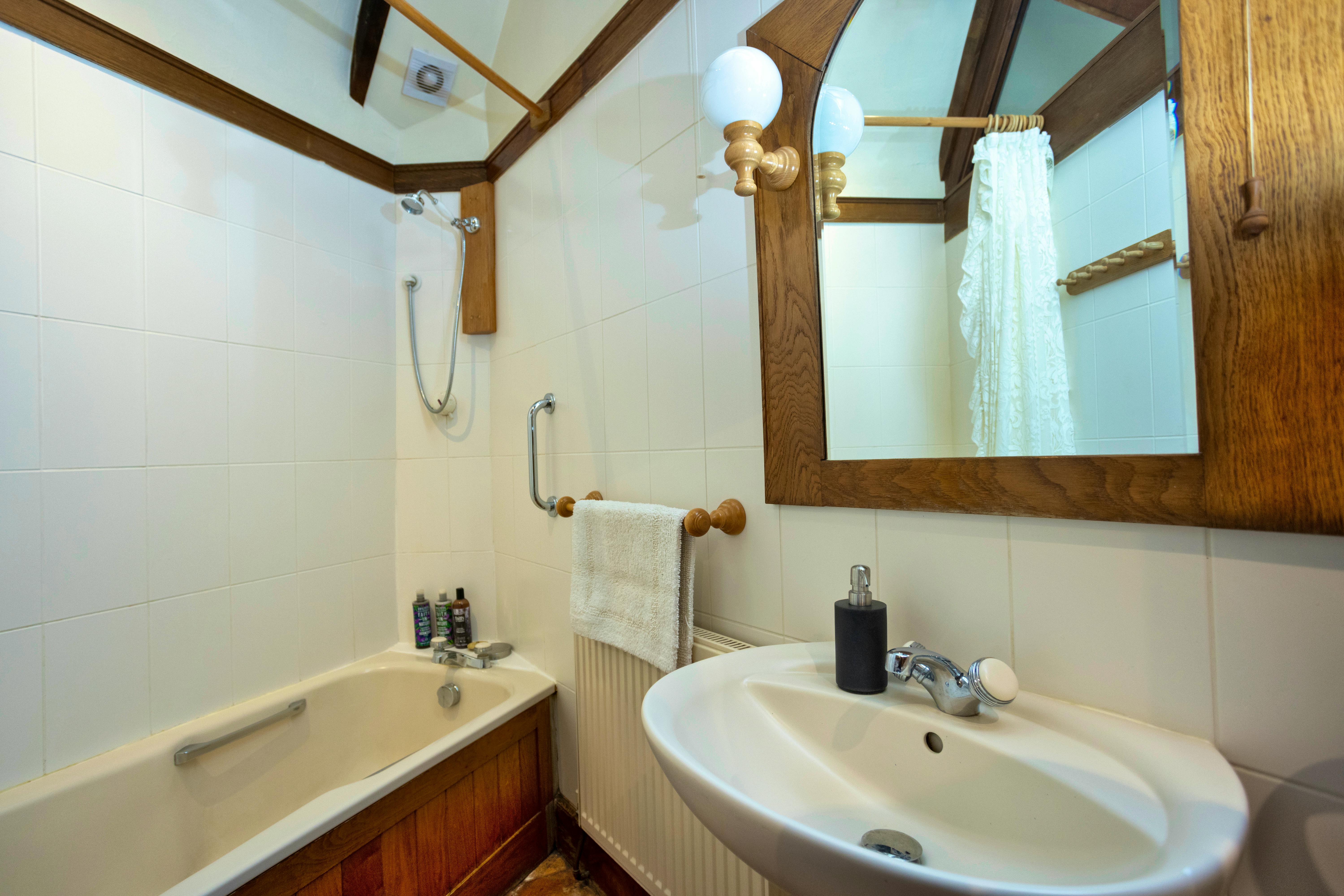 Hazelnut Cottage bathroom