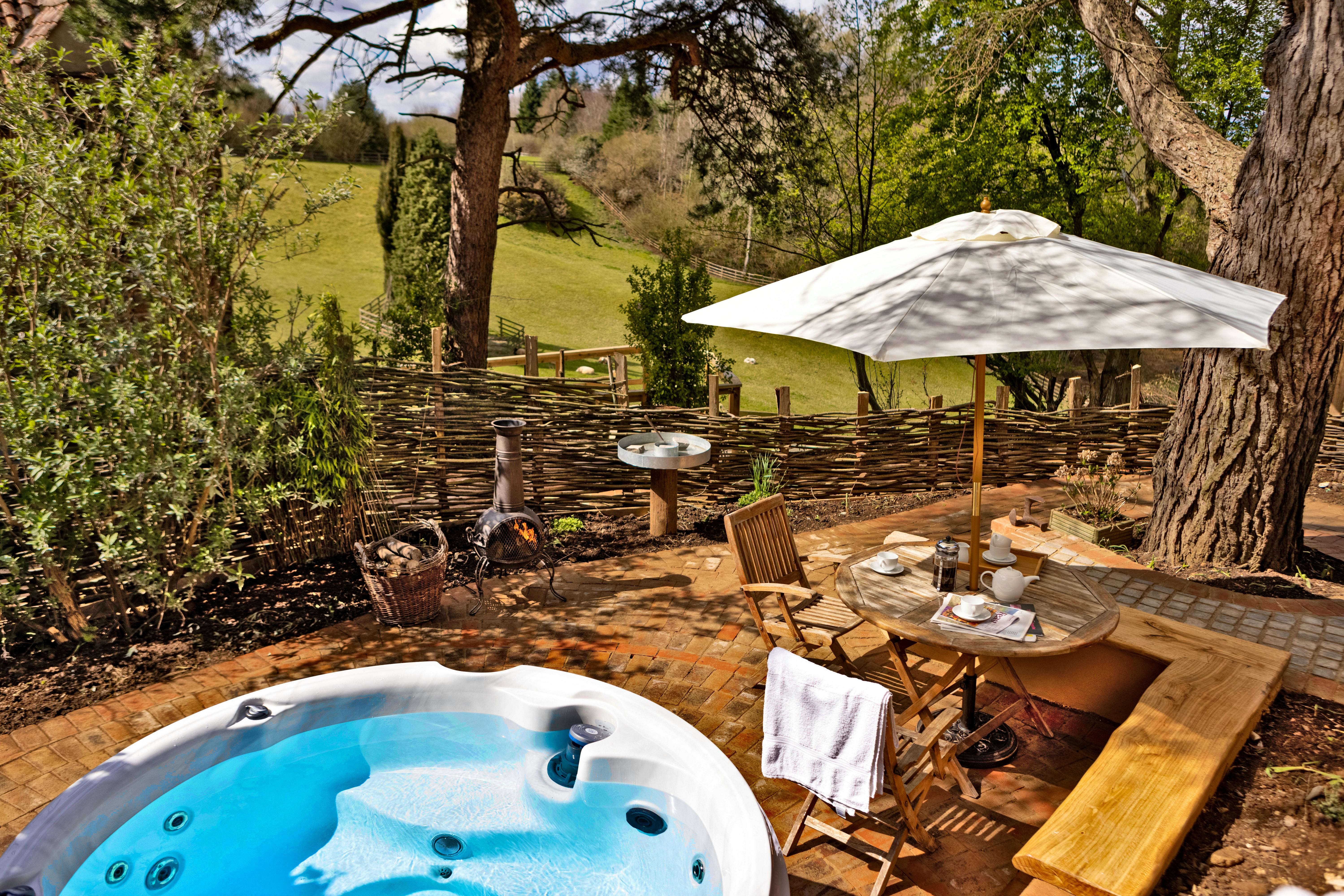 Walnut Cottage garden with hot tub