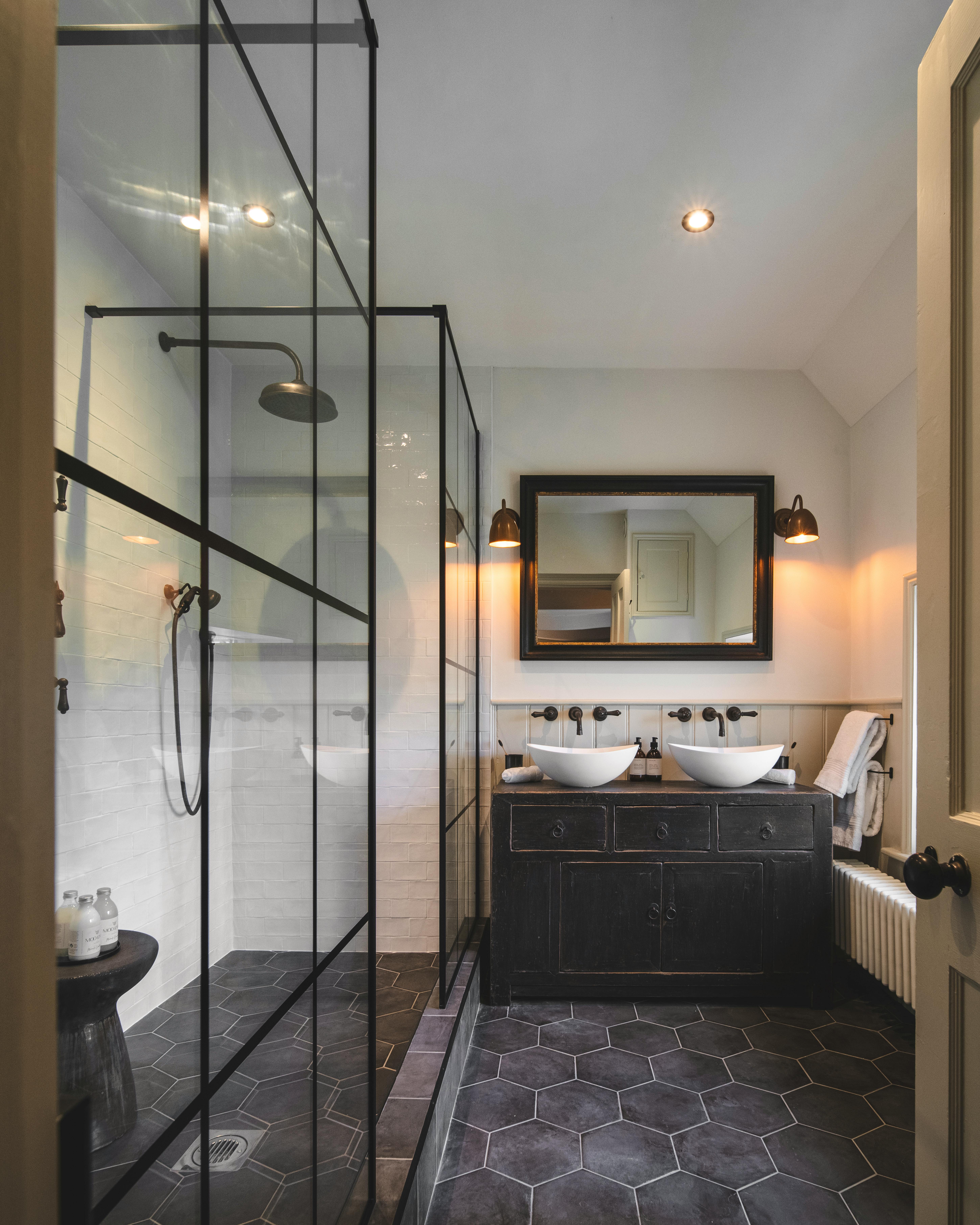 Bed 1. Double sink, Double Shower