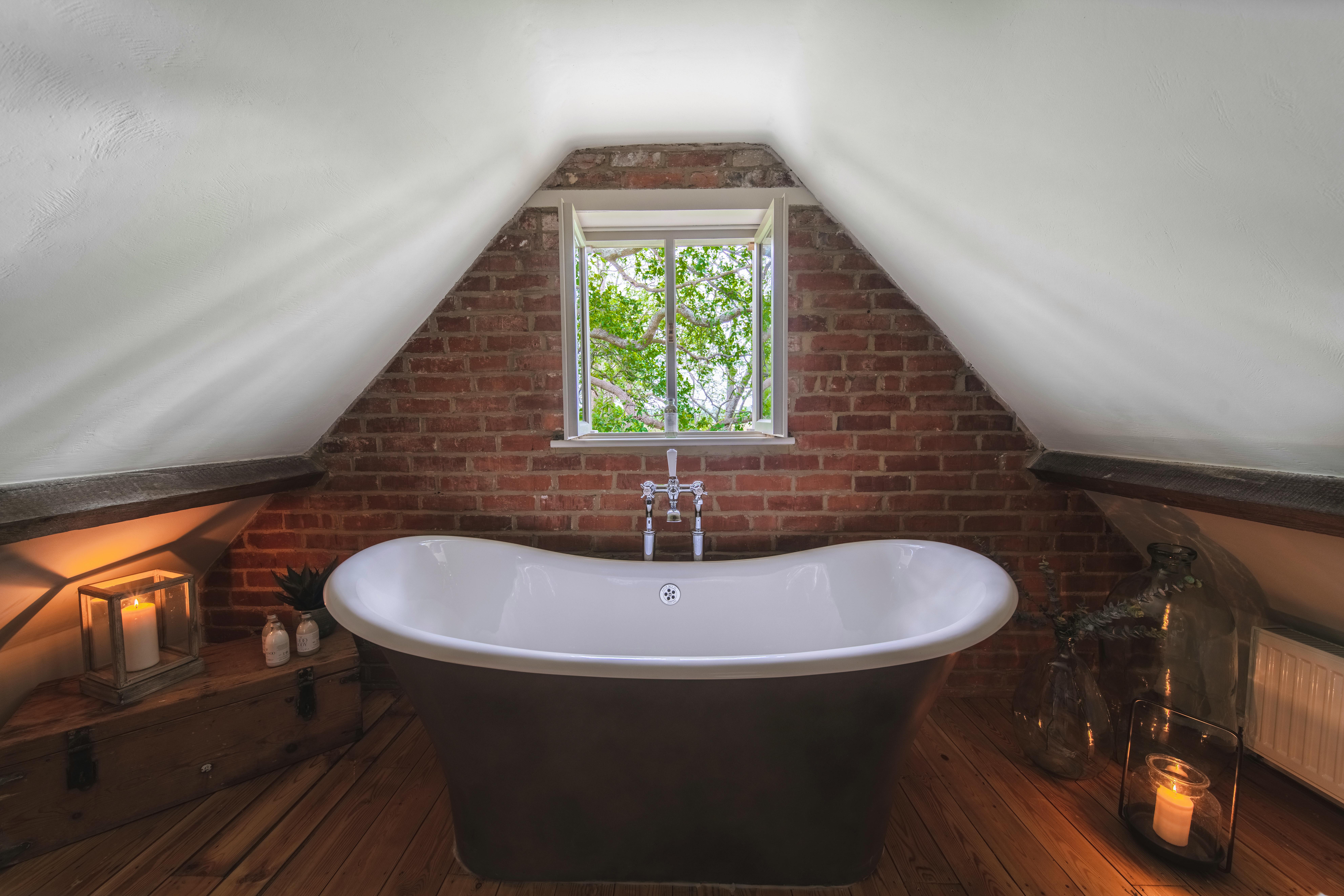 20 Coolstays with Beautiful Bathtubs