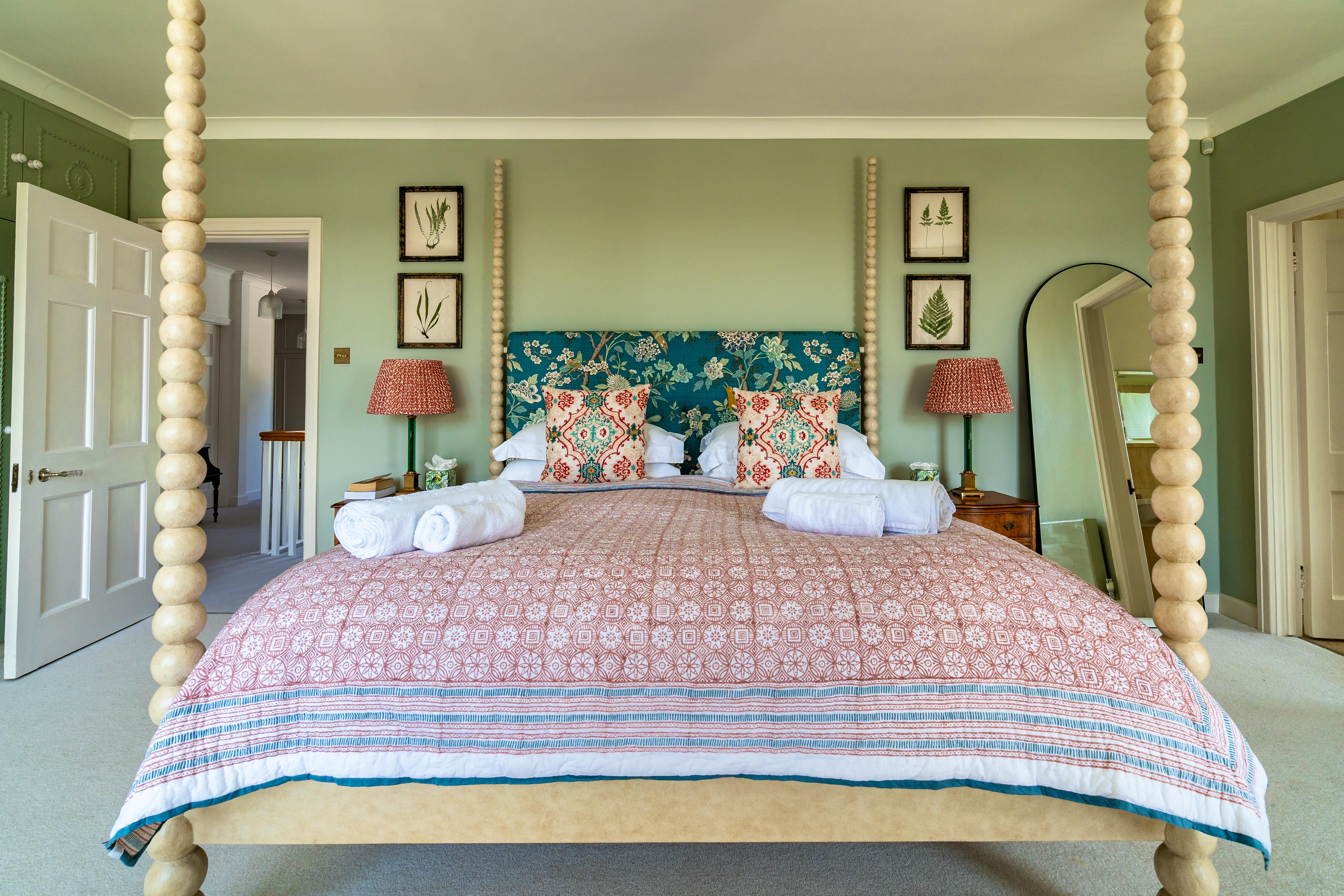 Master Bedroom (Super King) with en-suite shower room 