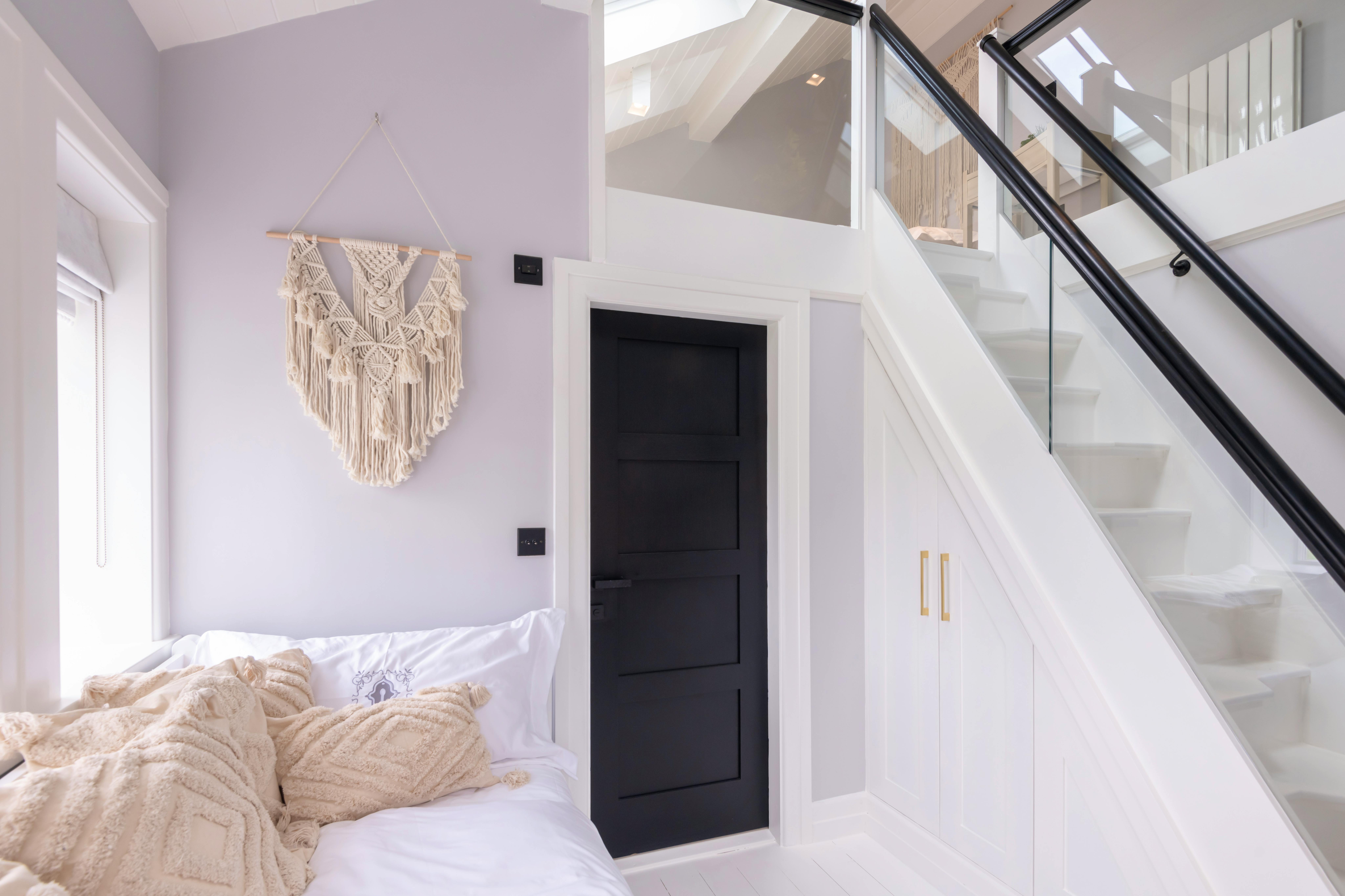 MEZZANINE NOT SUITABLE FOR CHILDREN