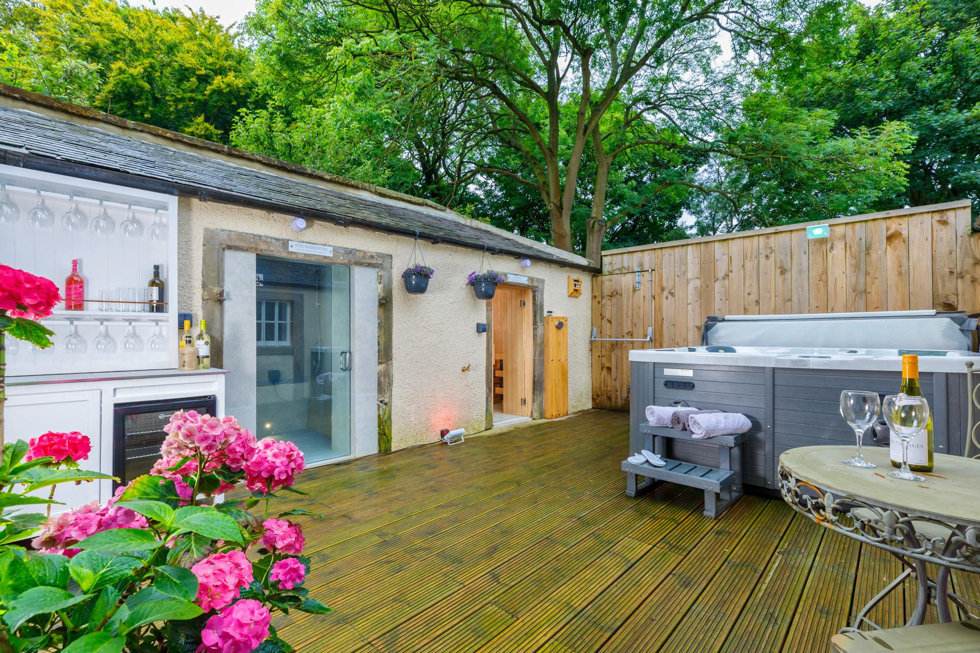 Hot Tub, Sauna & Steam Room