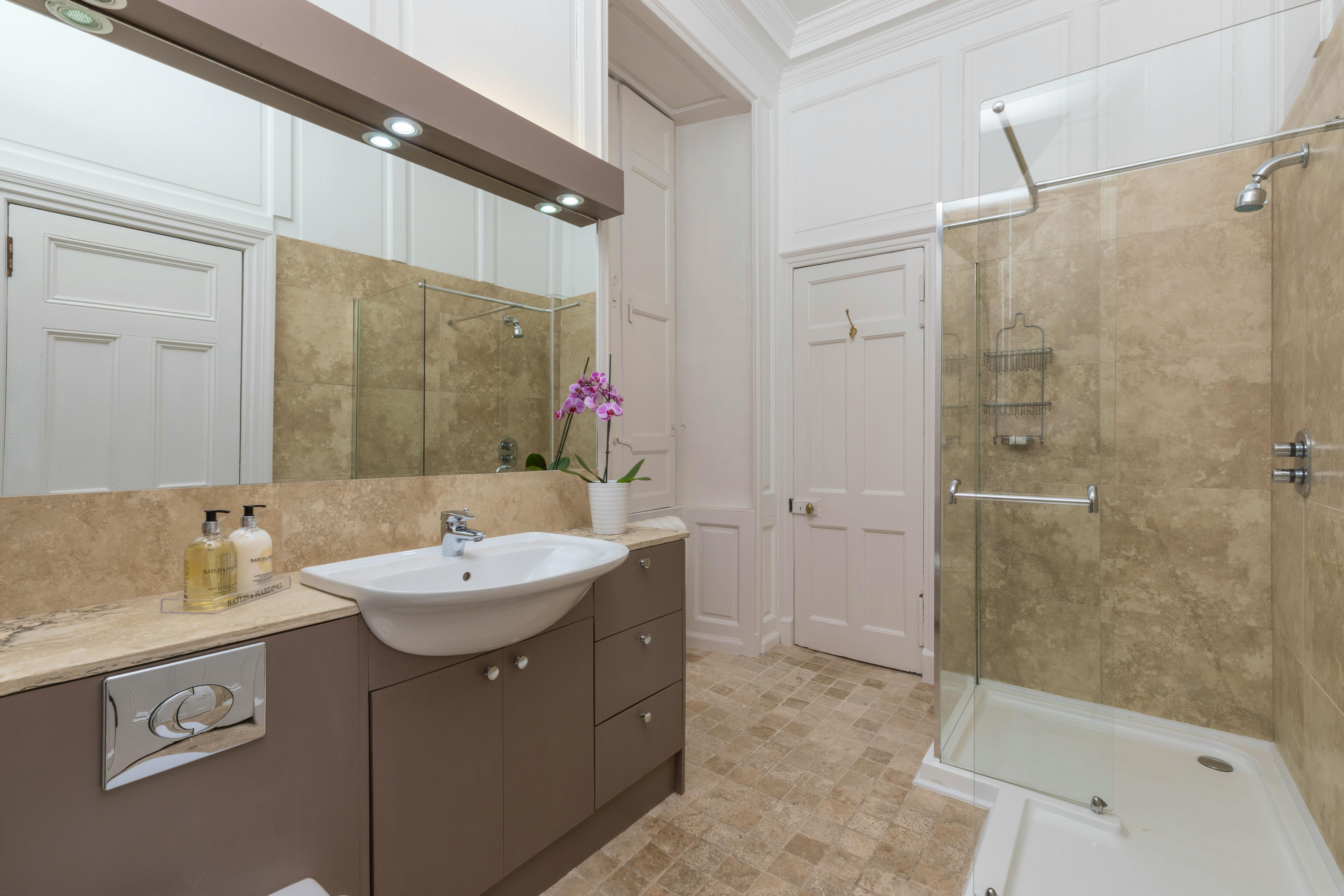 Master En-Suite Shower