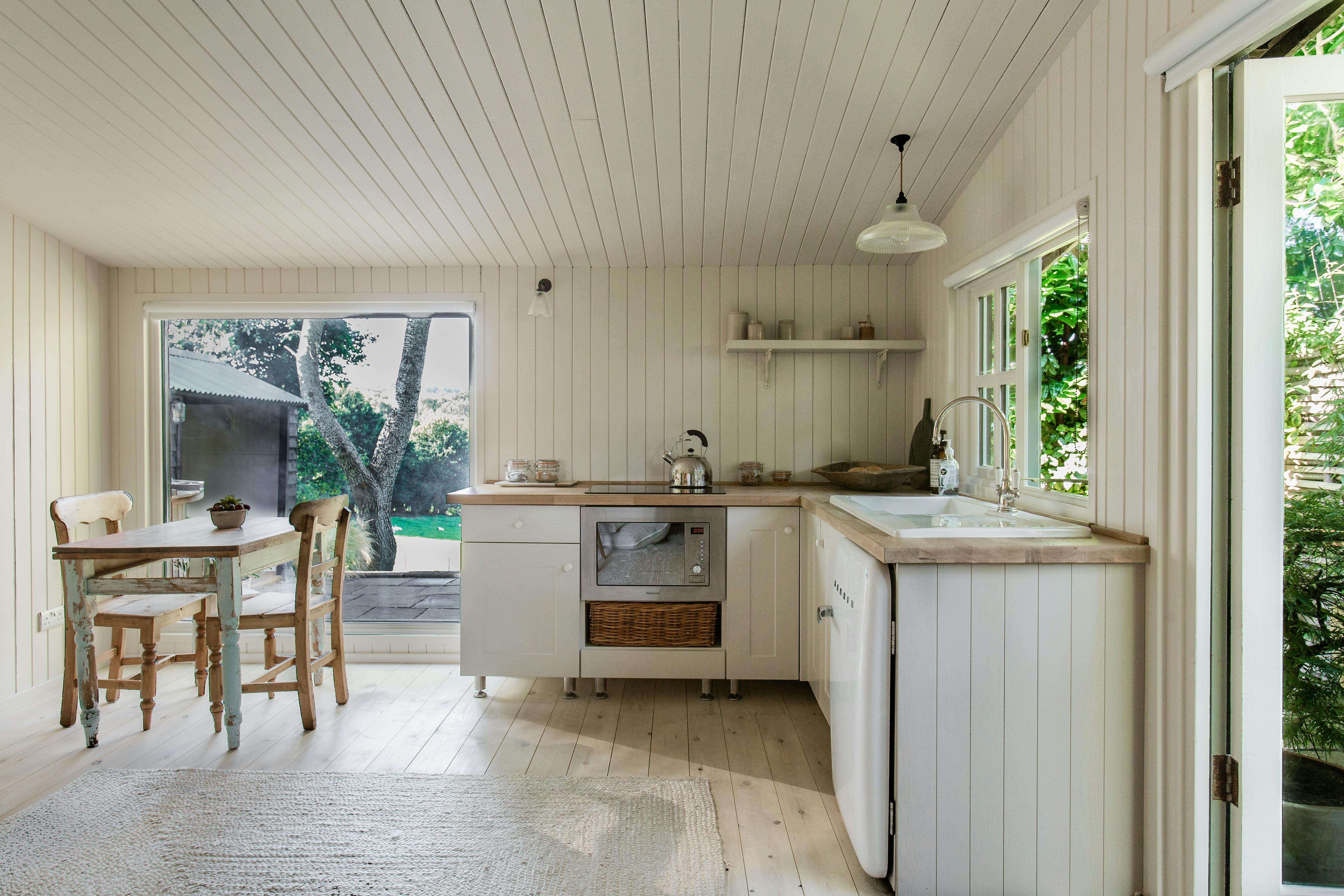 Kitchen & dining area