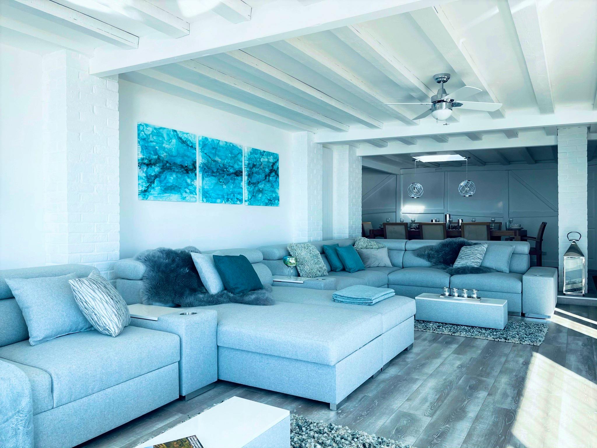 Open plan lounge/dining