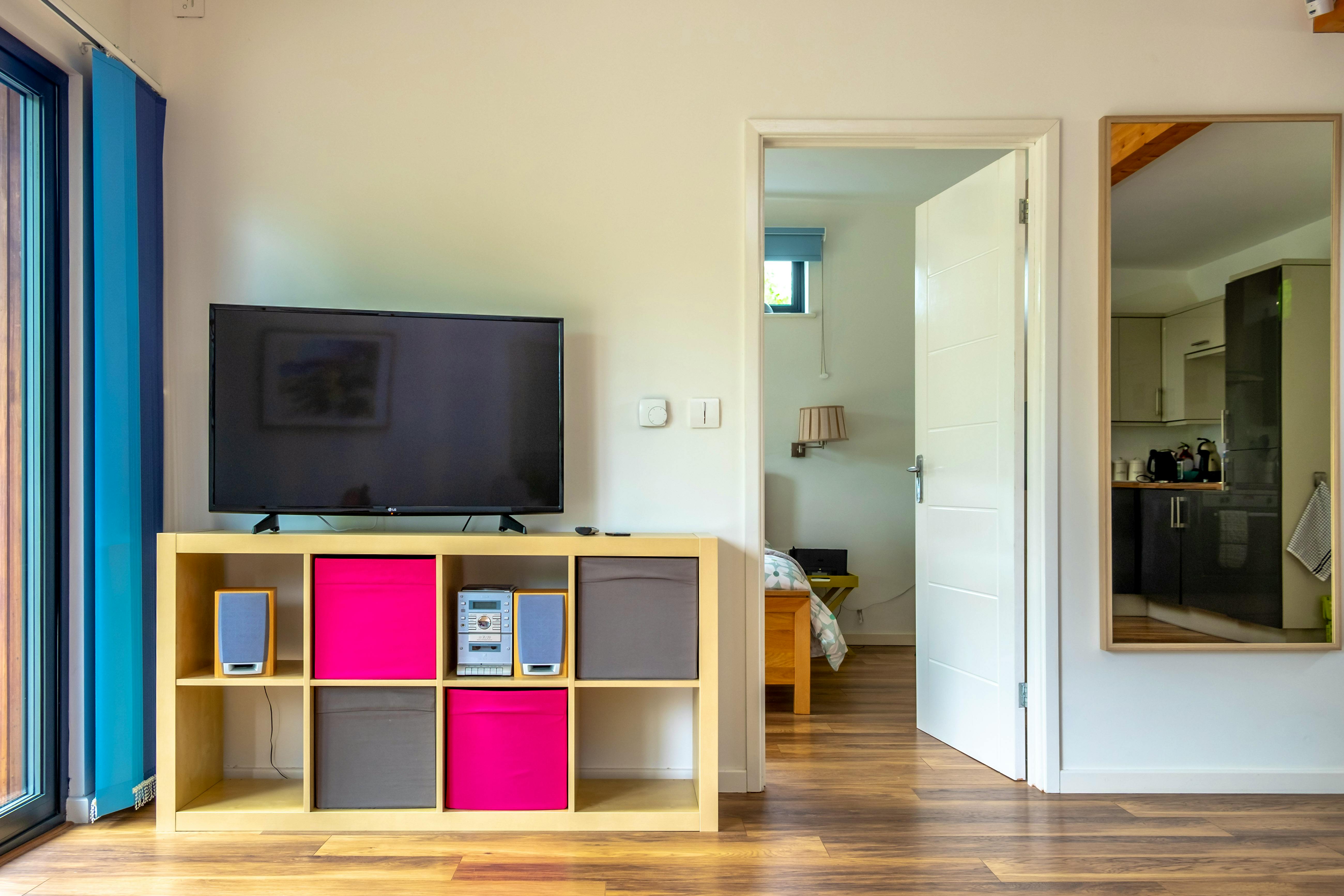 Oak Lodge has a Smart TV & Netflix