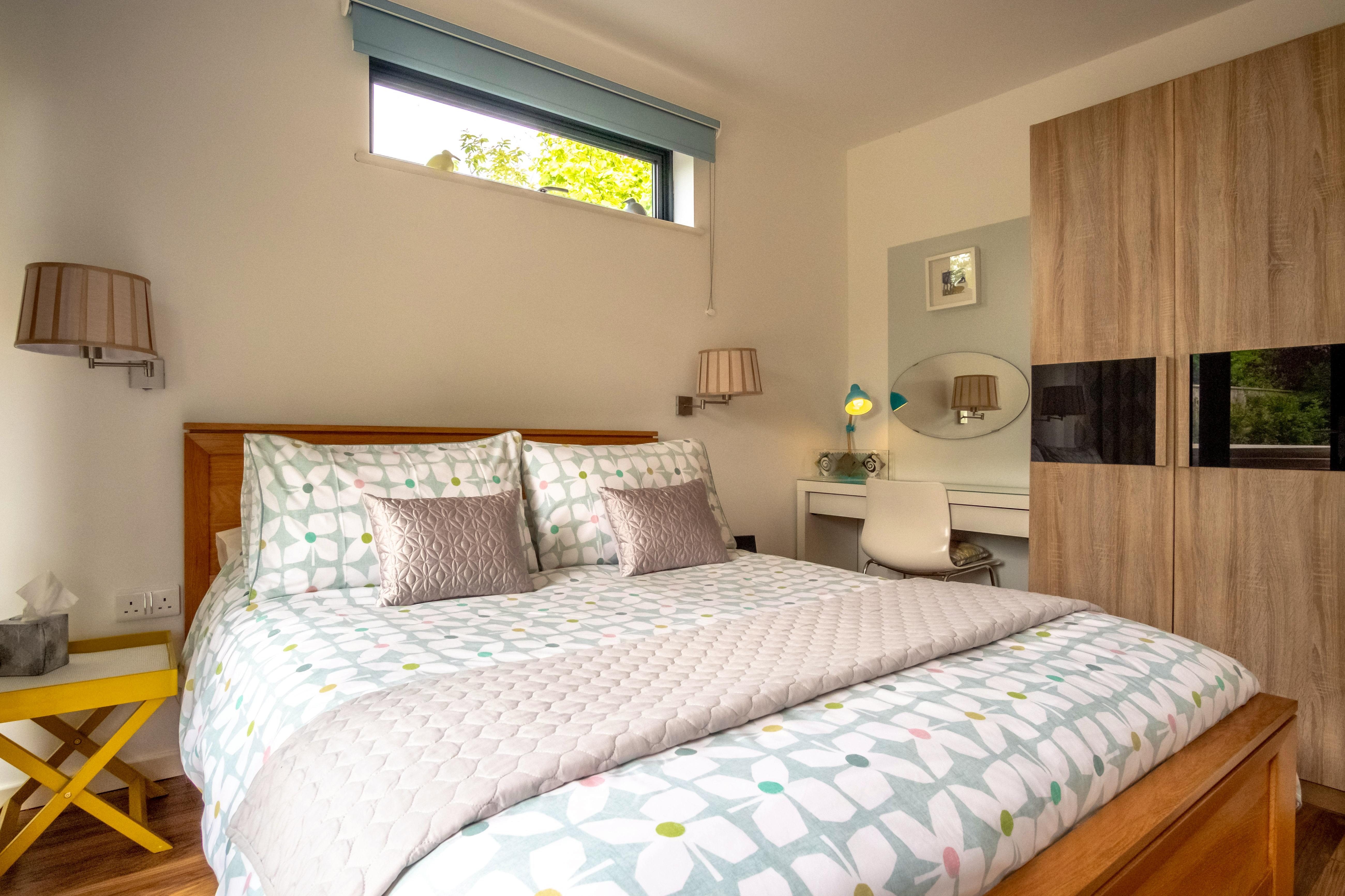 Oak Lodge king-size bed