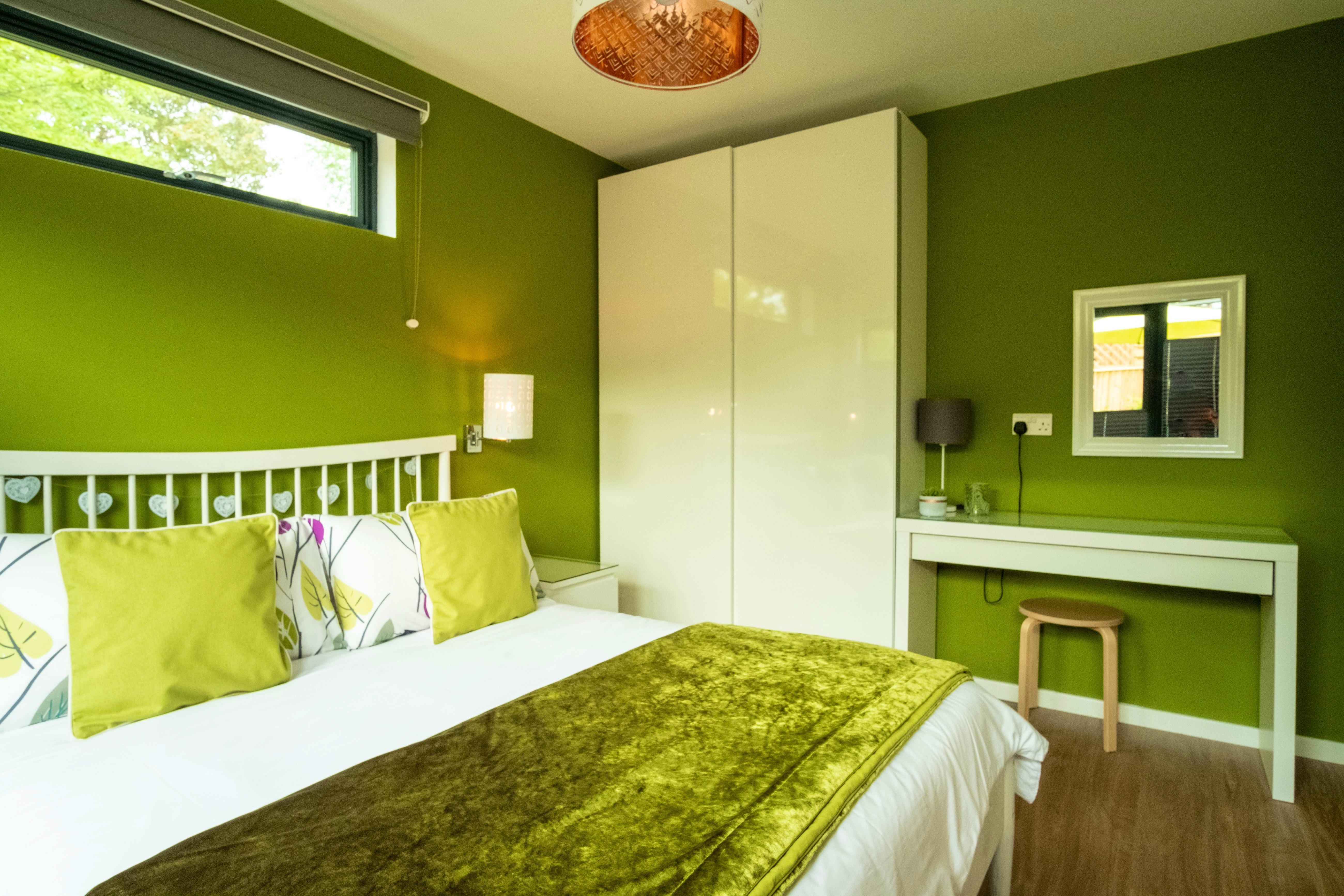 Maple Lodge bedroom & king-size bed