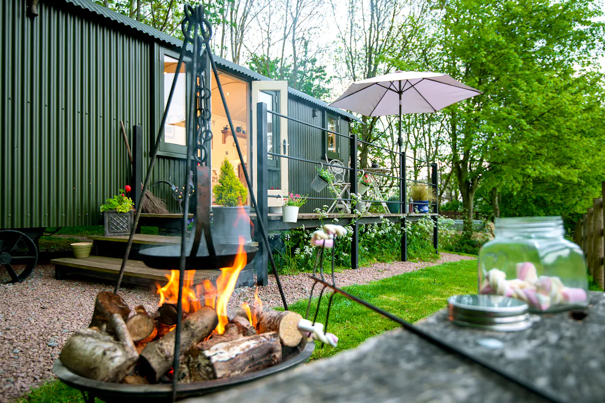The Hideaway – Rustic Shepherd’s Hut in rural Worcestershire