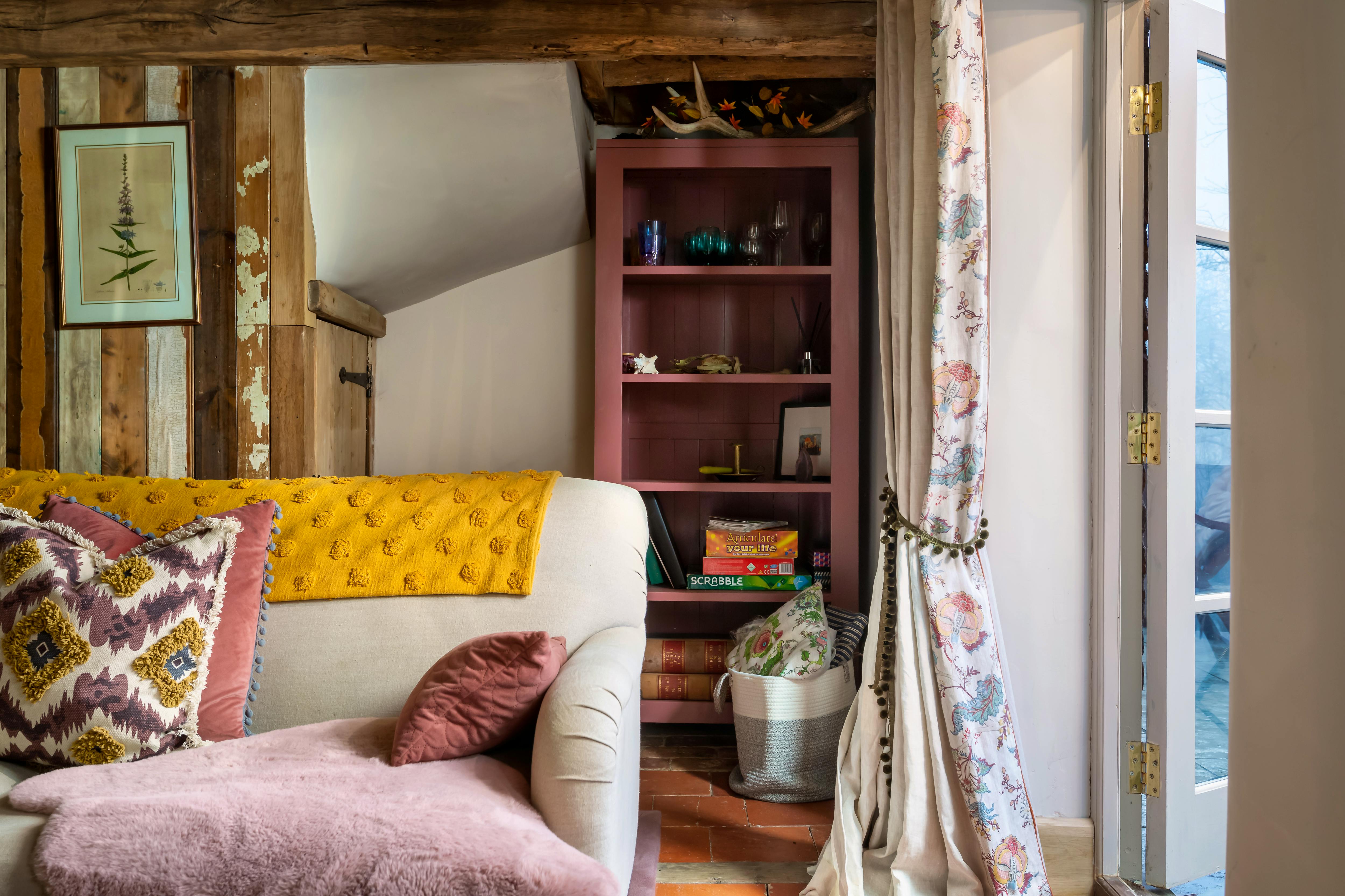 books games and maps in lounge