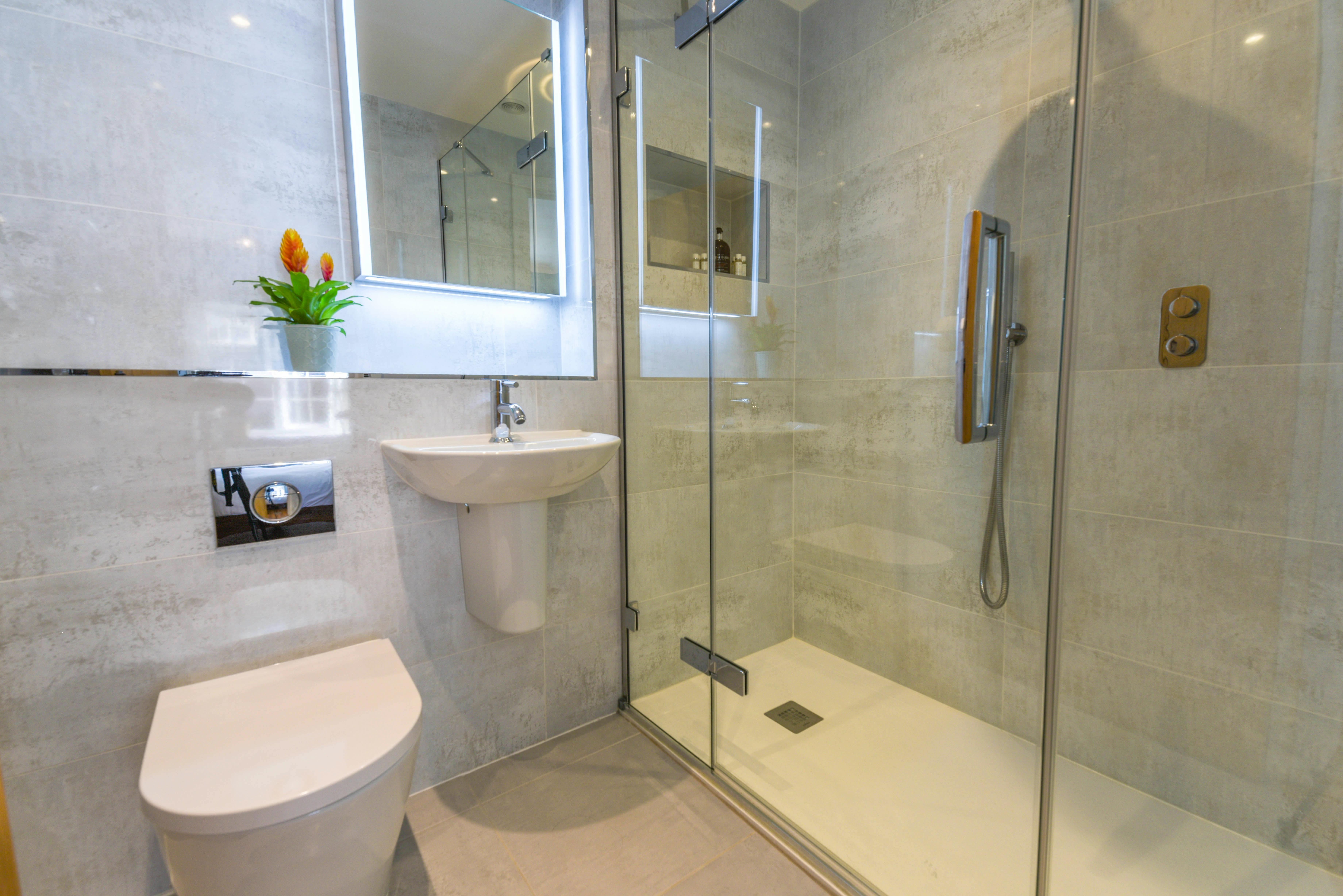 En-suite shower room (bedroom 3)