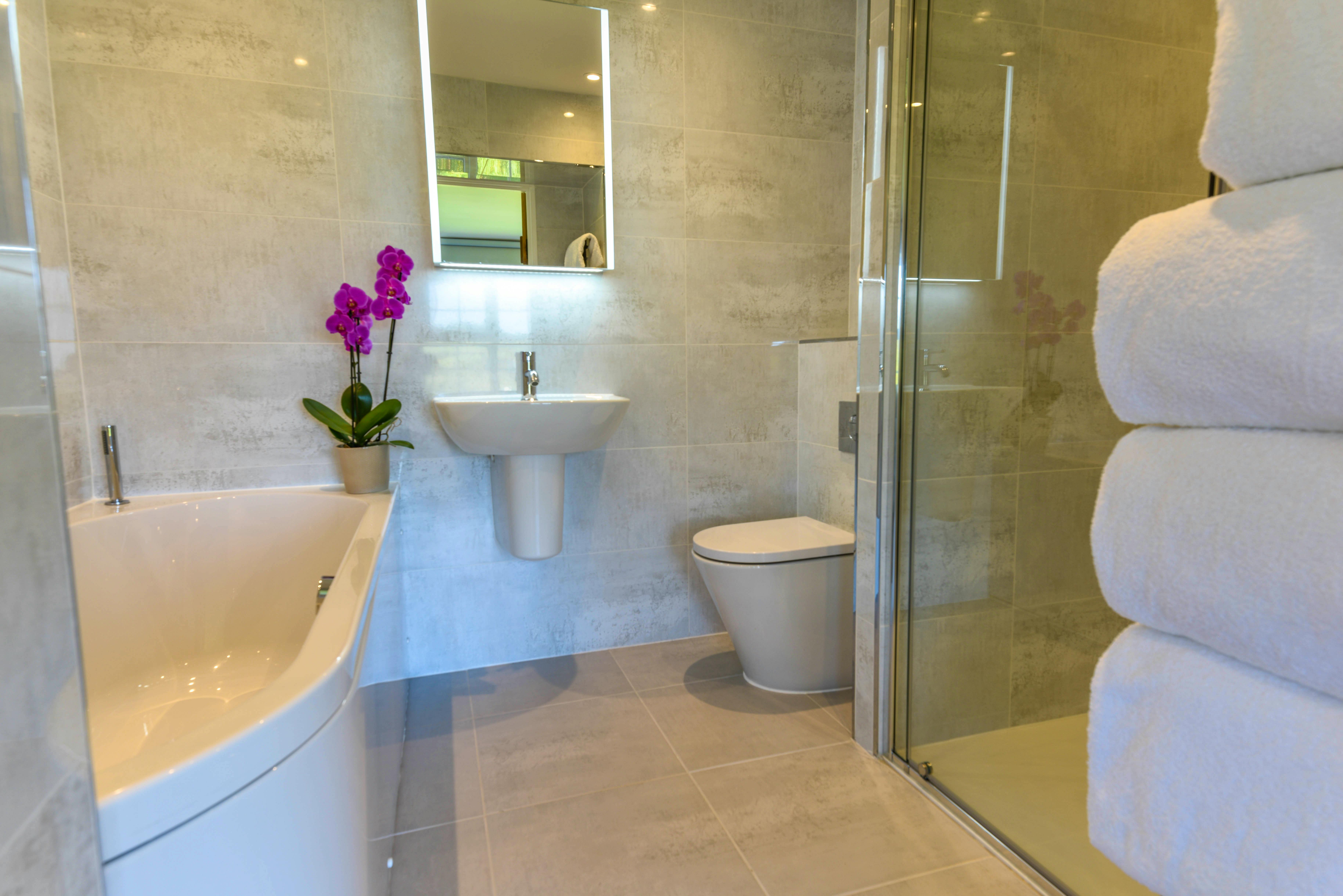 En-suite master bathroom