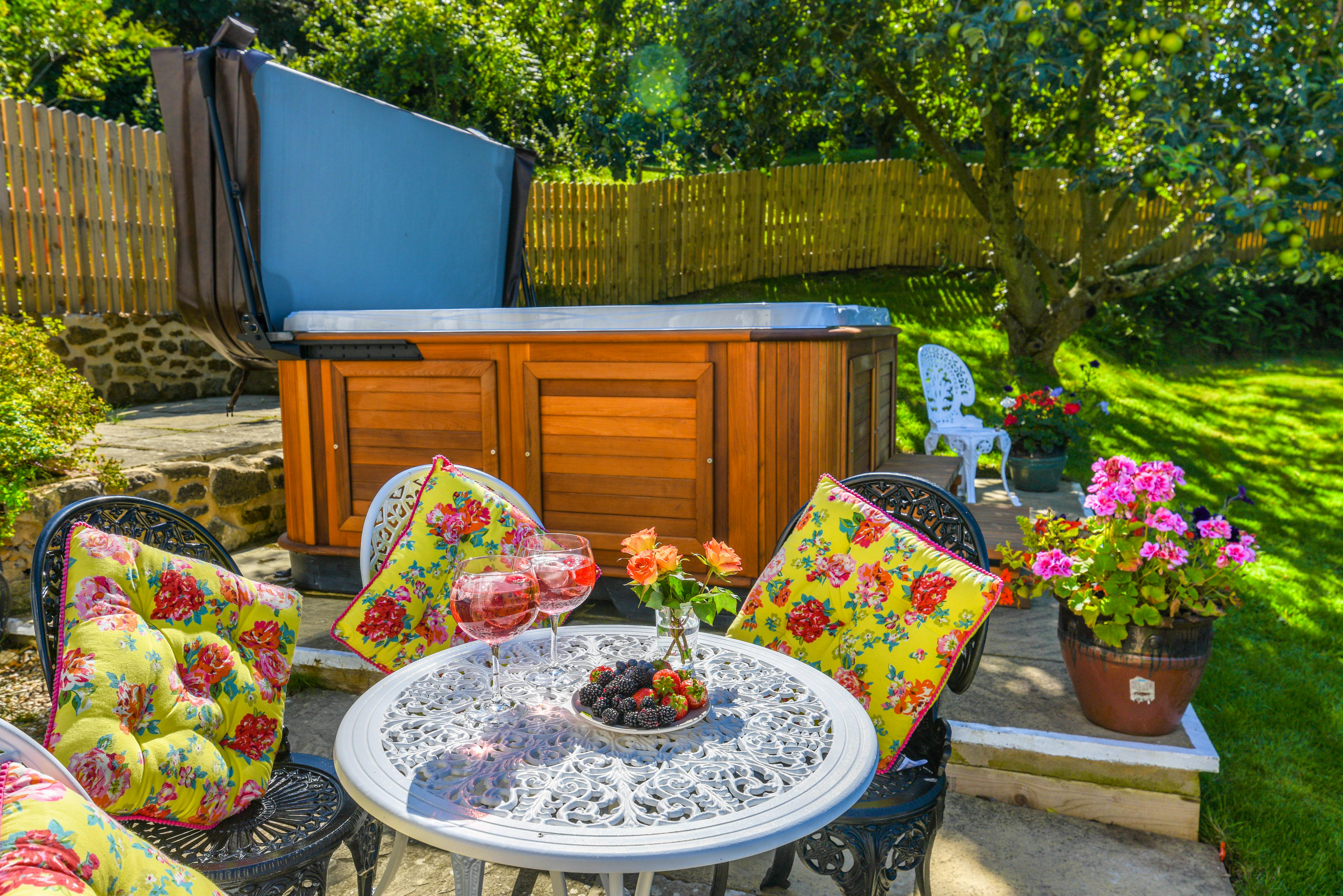 Private enclosed garden with Hottub
