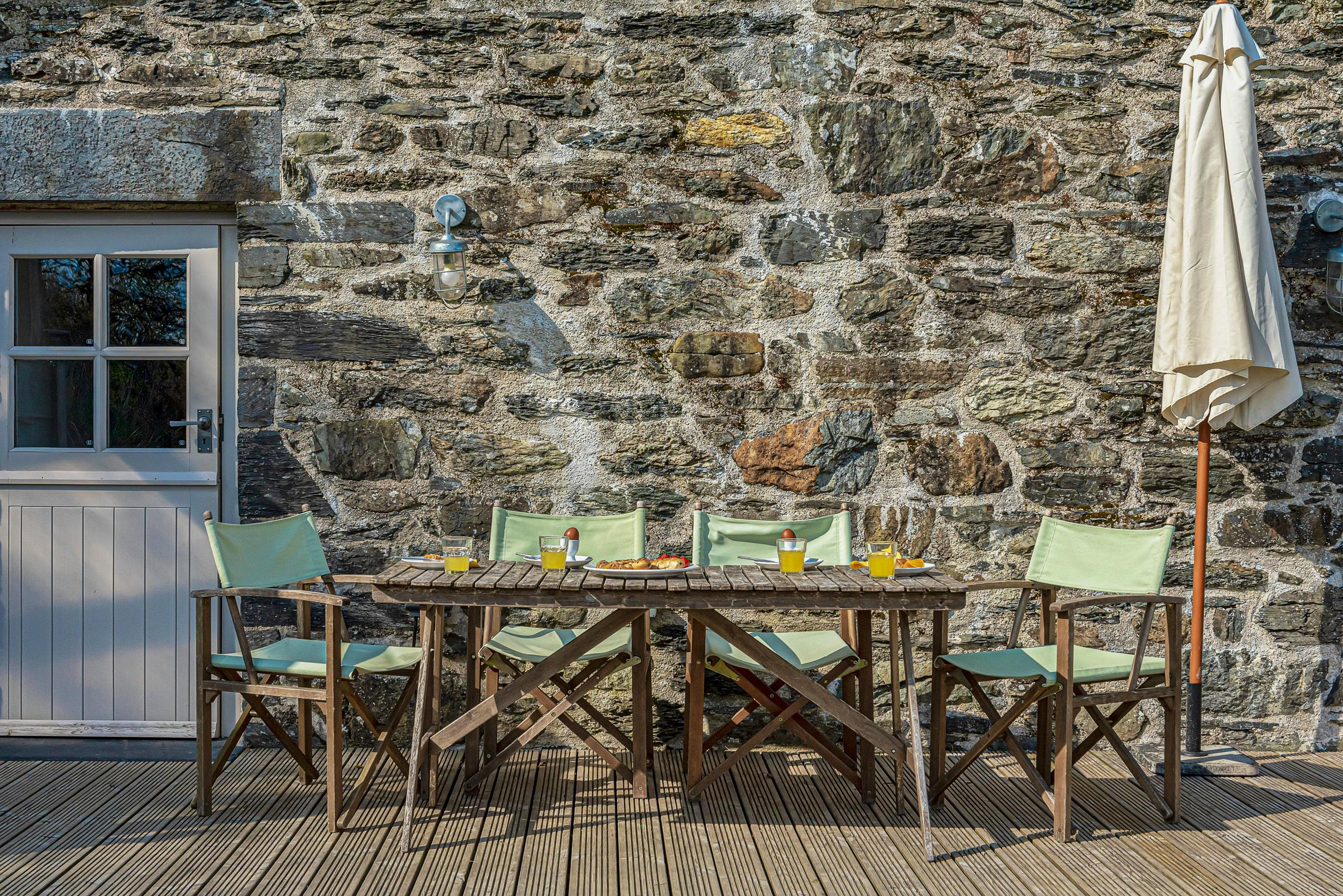 Breakfast al fresco on the deck