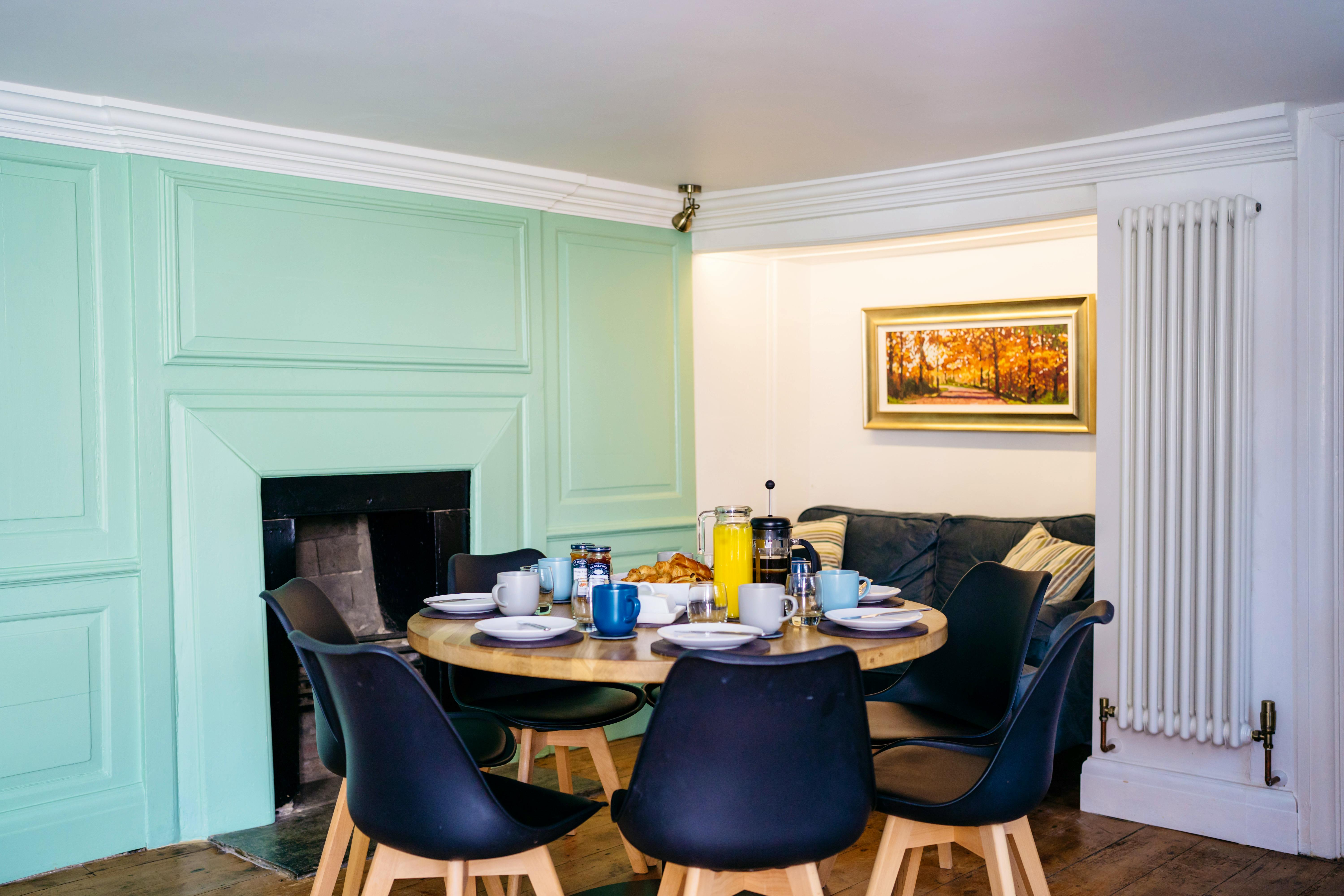 Kitchen breakfast table