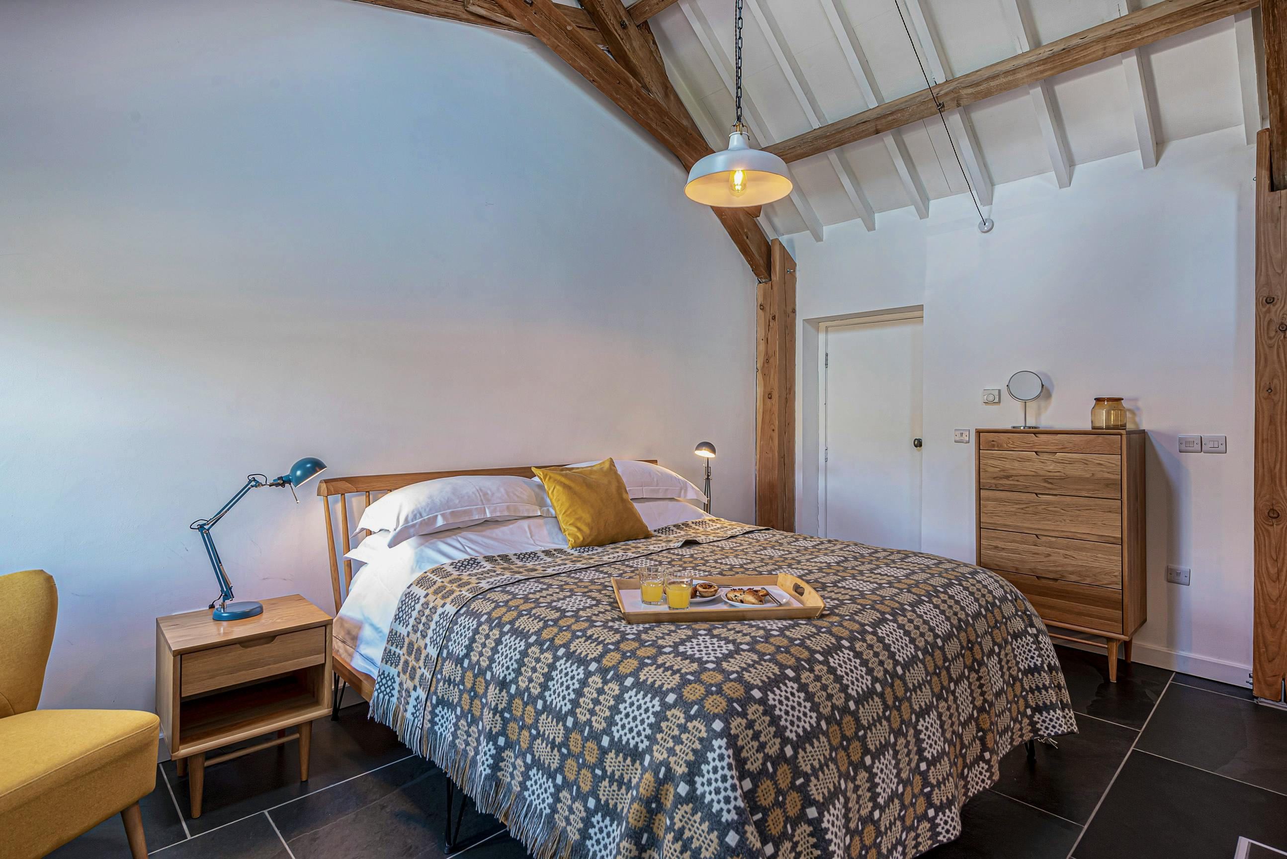 Calming bedroom in oak and white