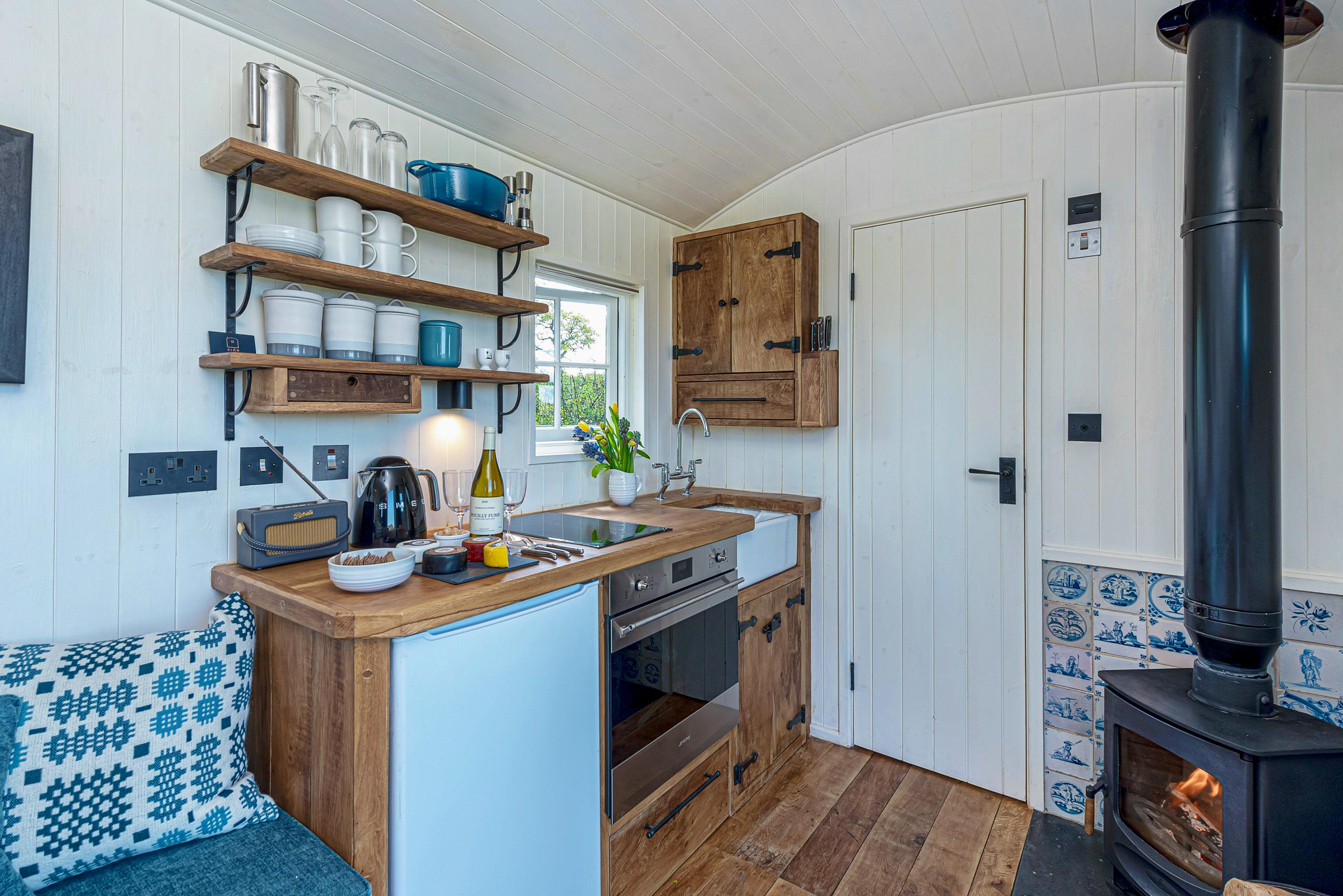 Siôr kitchenette with SMEG oven