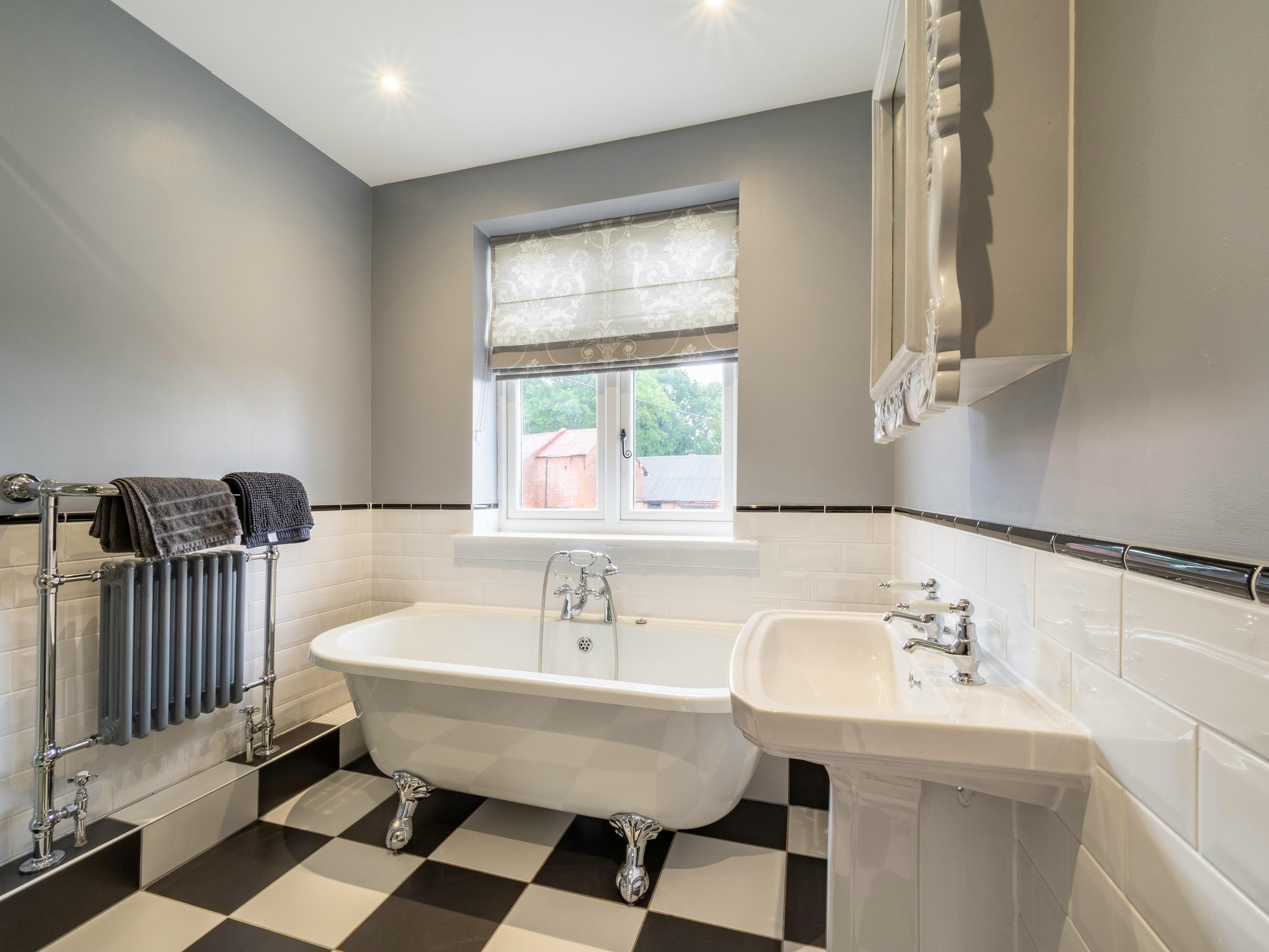 Family bathroom & walk in shower 