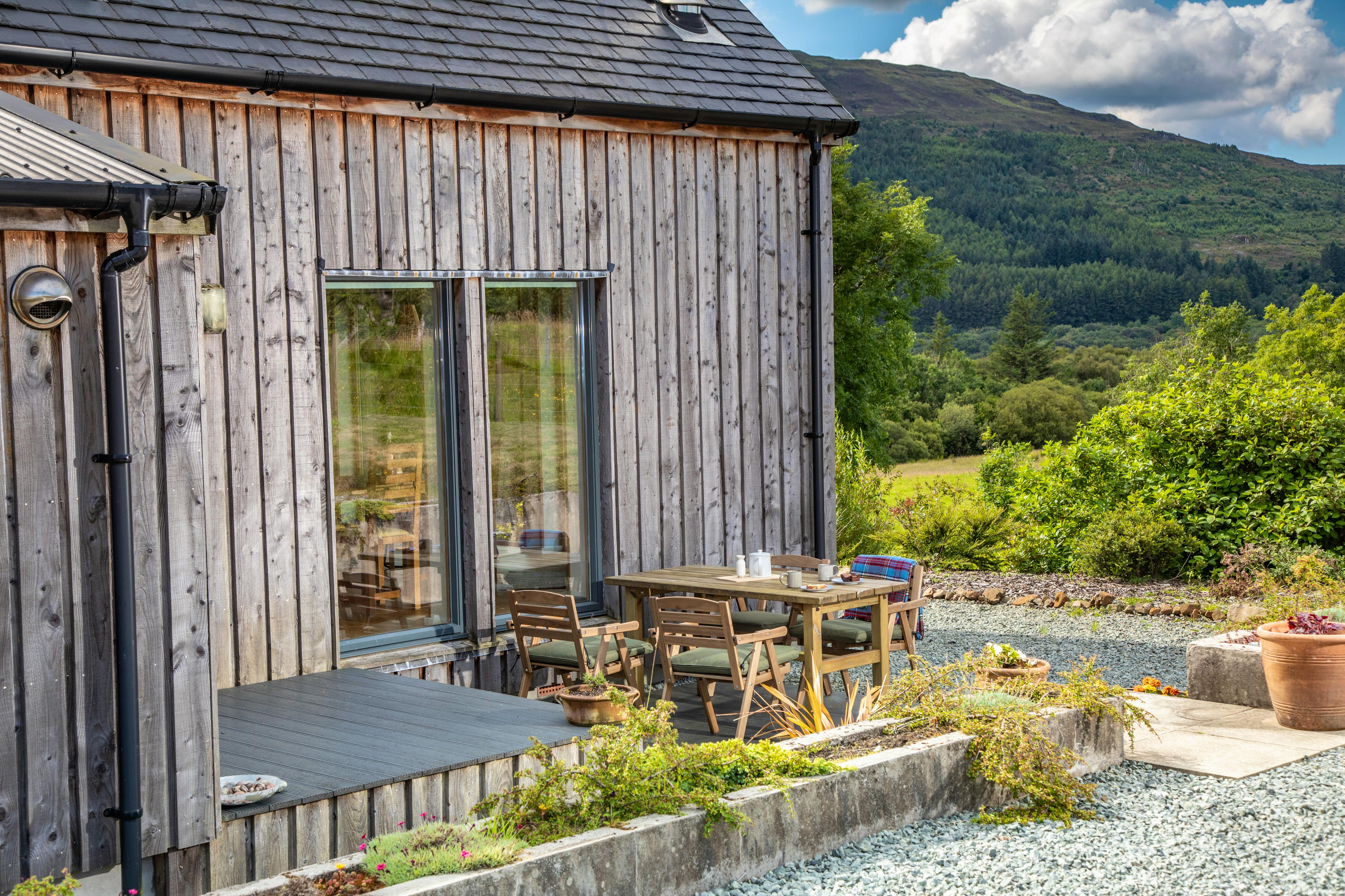 Dine & relax al fresco on the patio