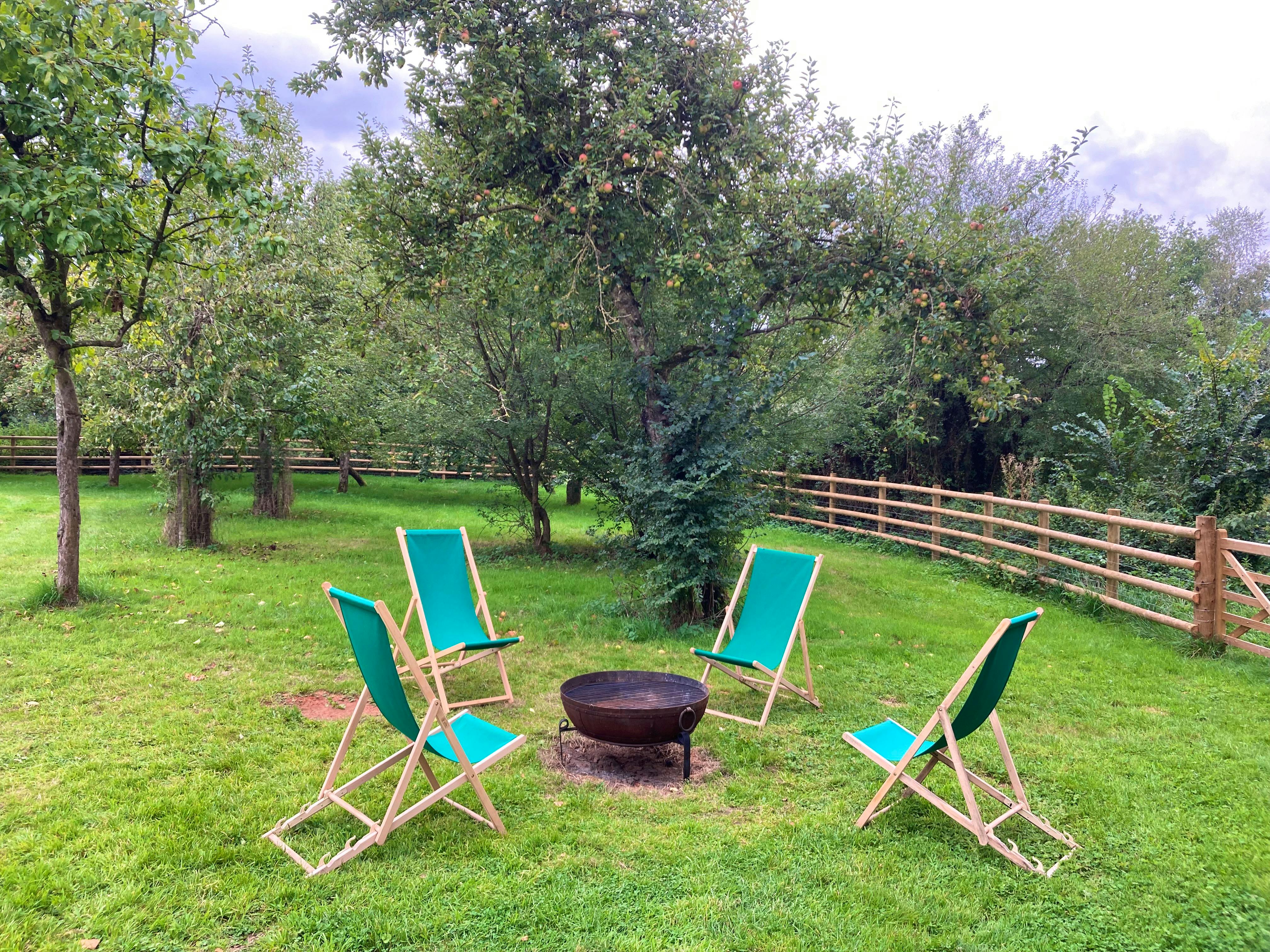 Firepit & deckchairs provided 