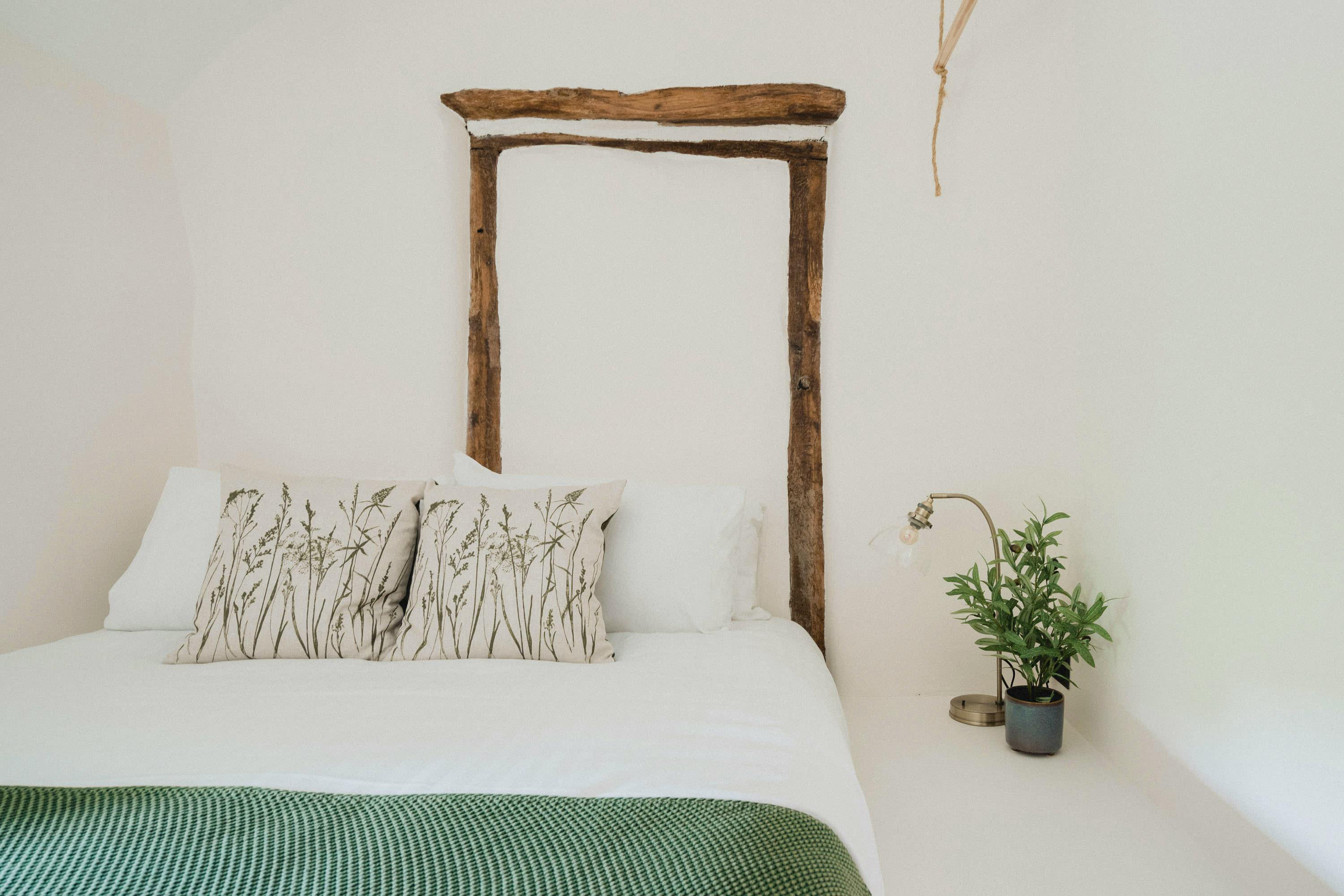 Relaxing king size bedroom 