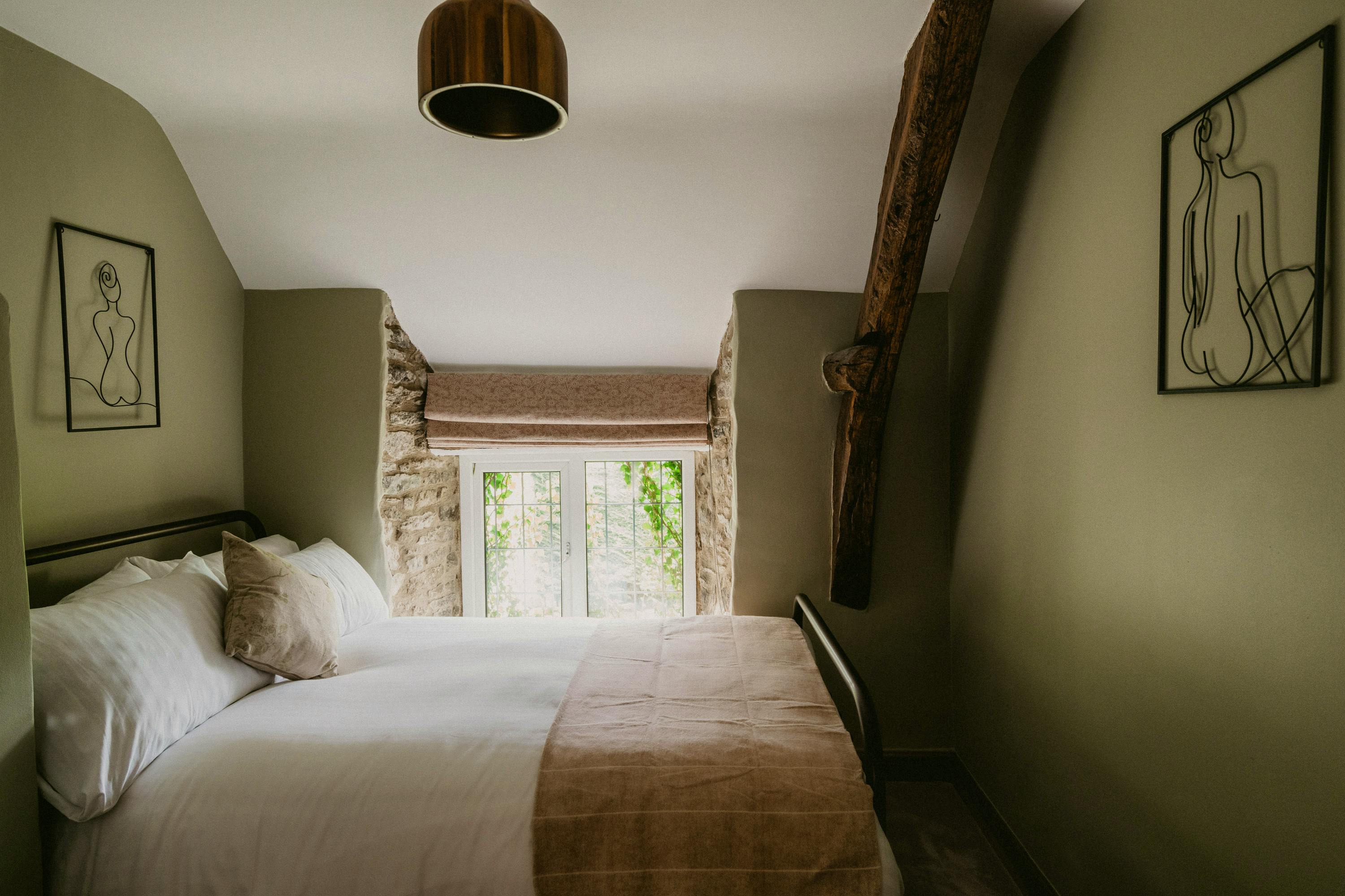 Large single bedroom with cruck bea