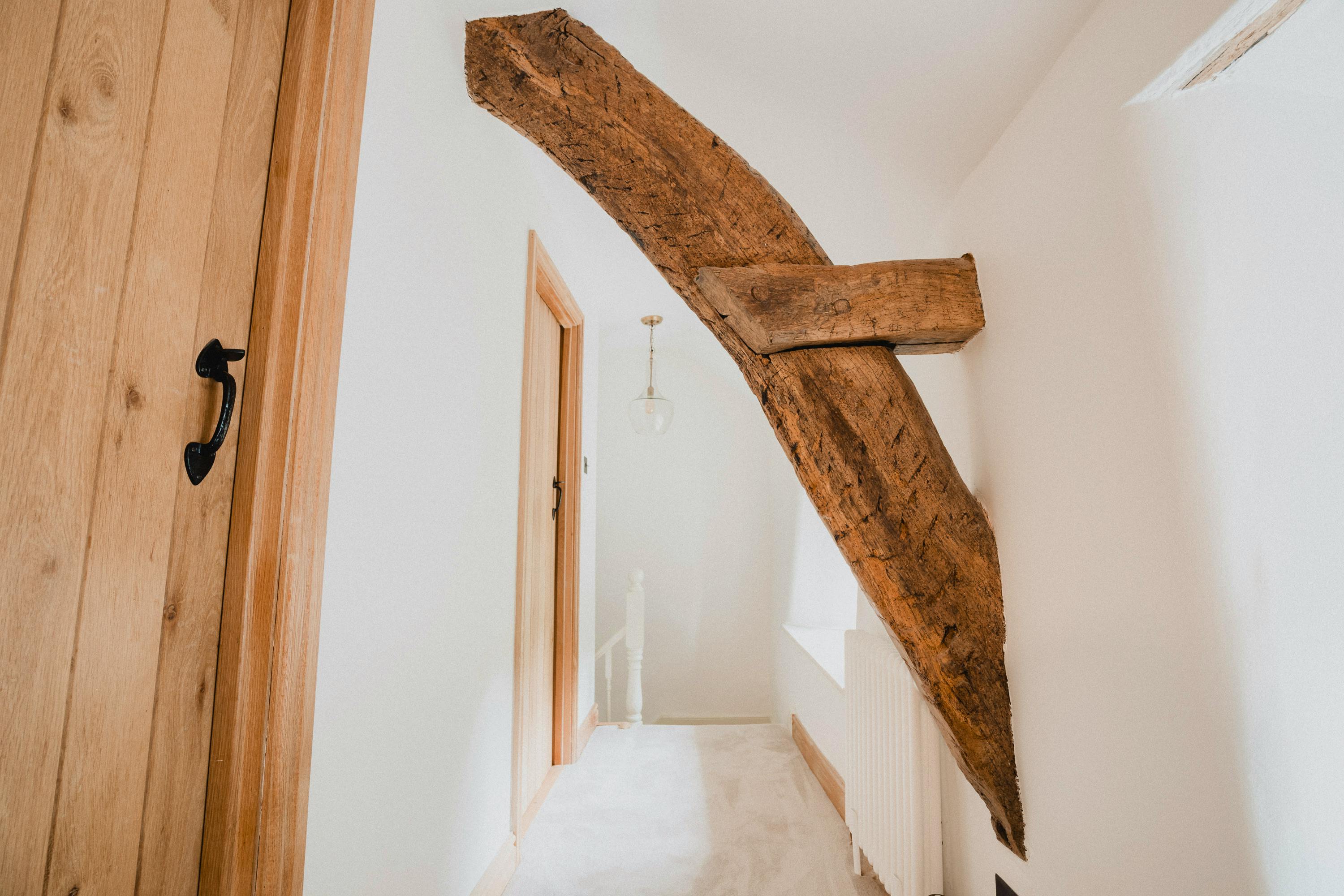 Landing with cruck beam 