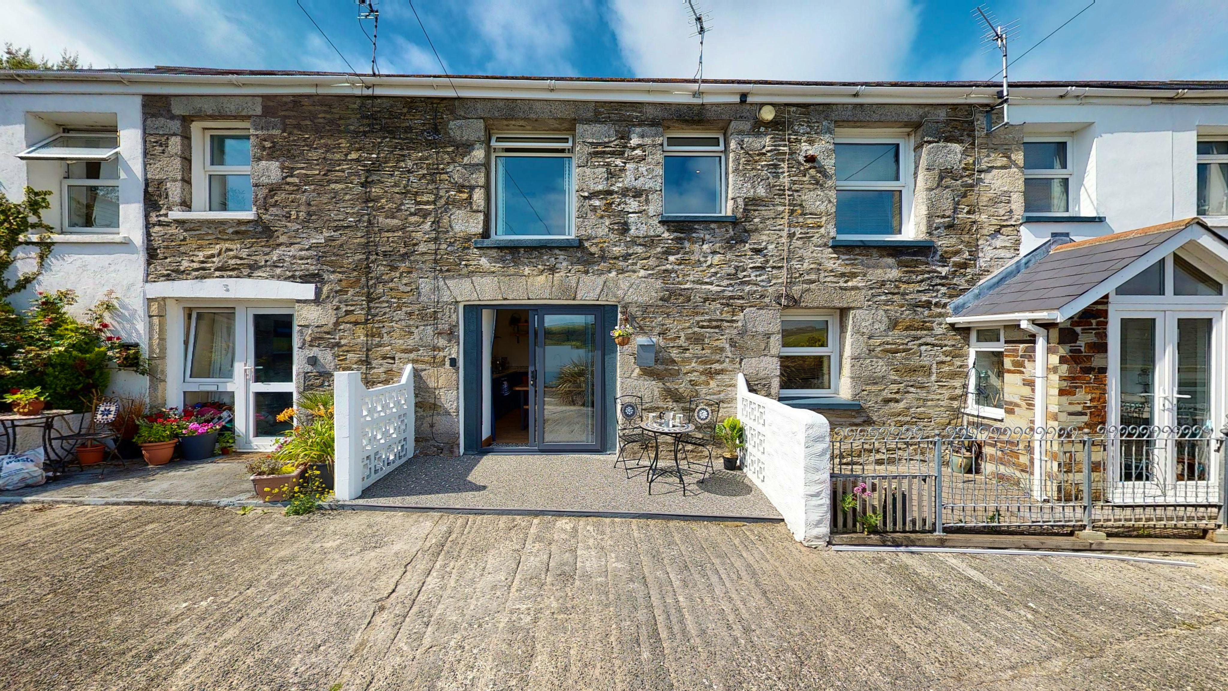 Cornish Seaside Stays for Summer