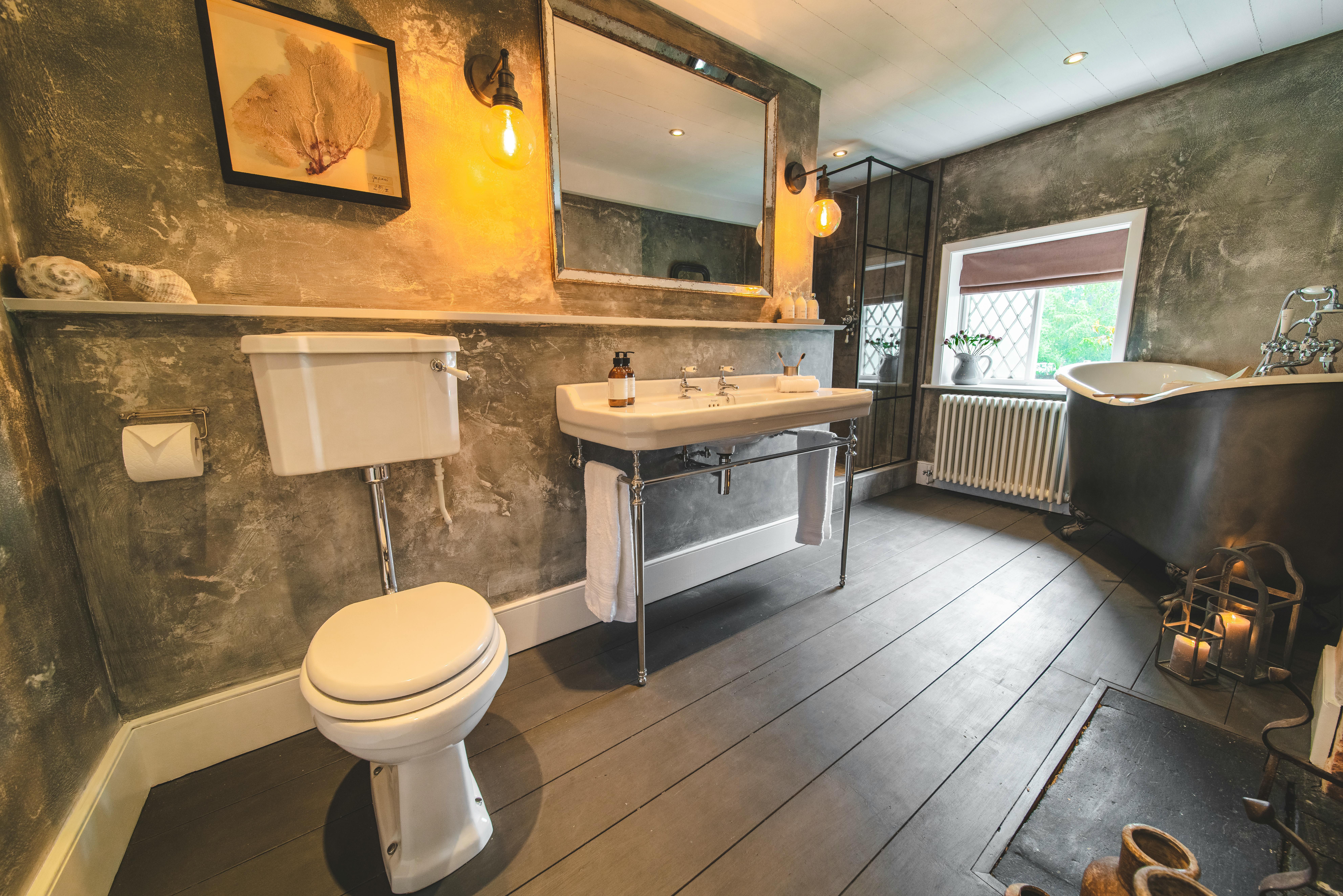 En-Suite 2. Shower & Roll Top Bath