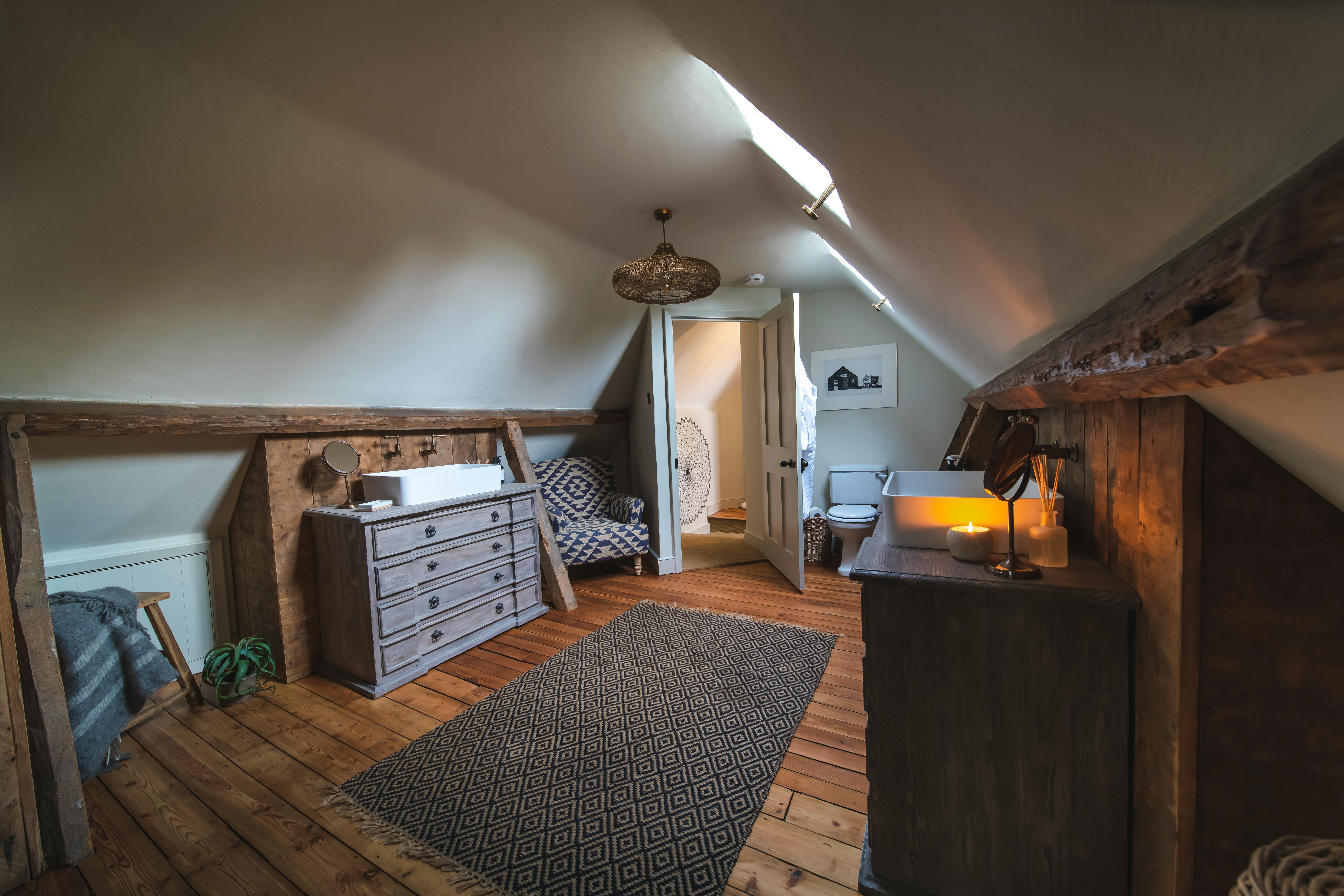 Double Sink, Shower & Roll Top Bath