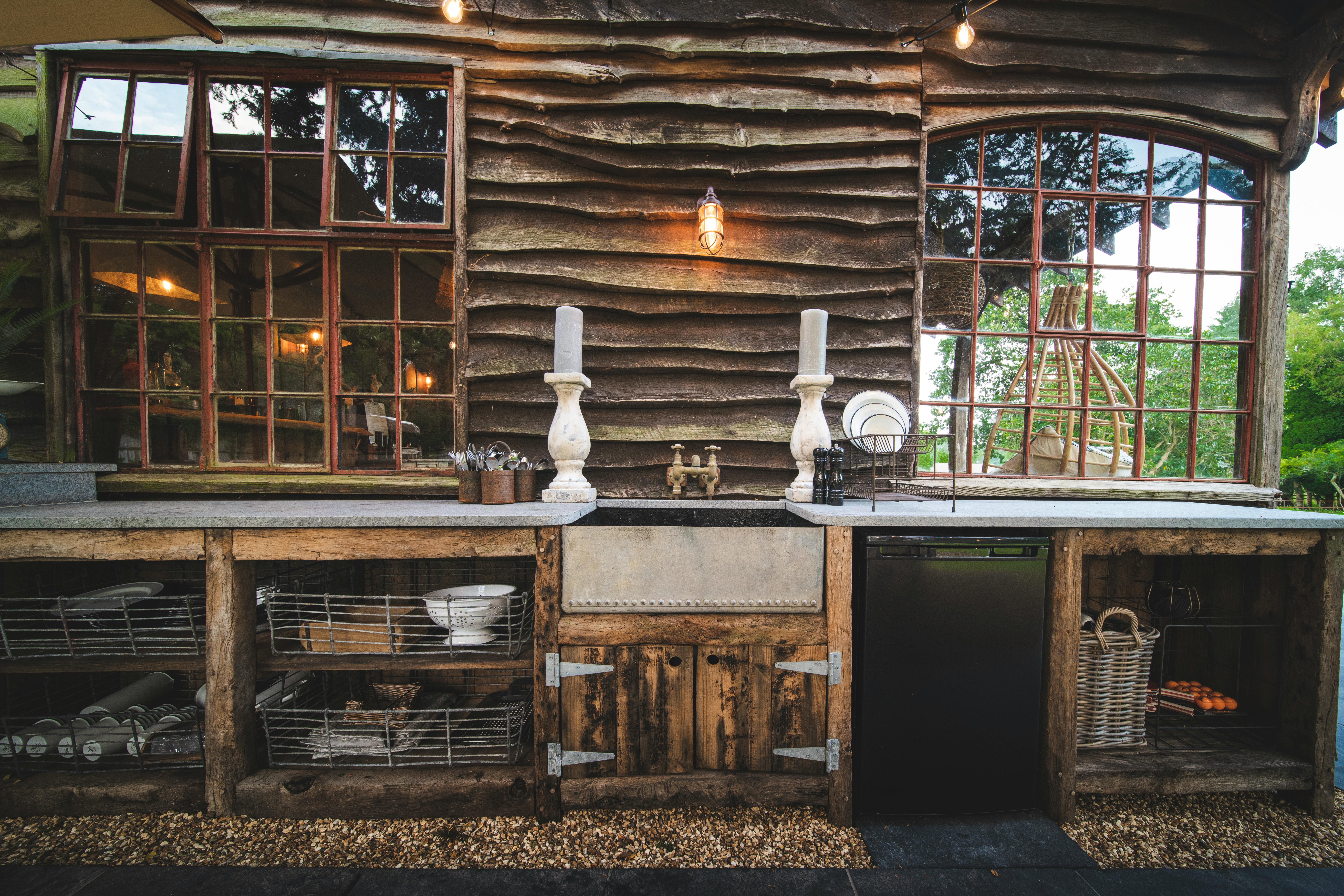 Outdoor Kitchen, Sink, Fridge, BBQ
