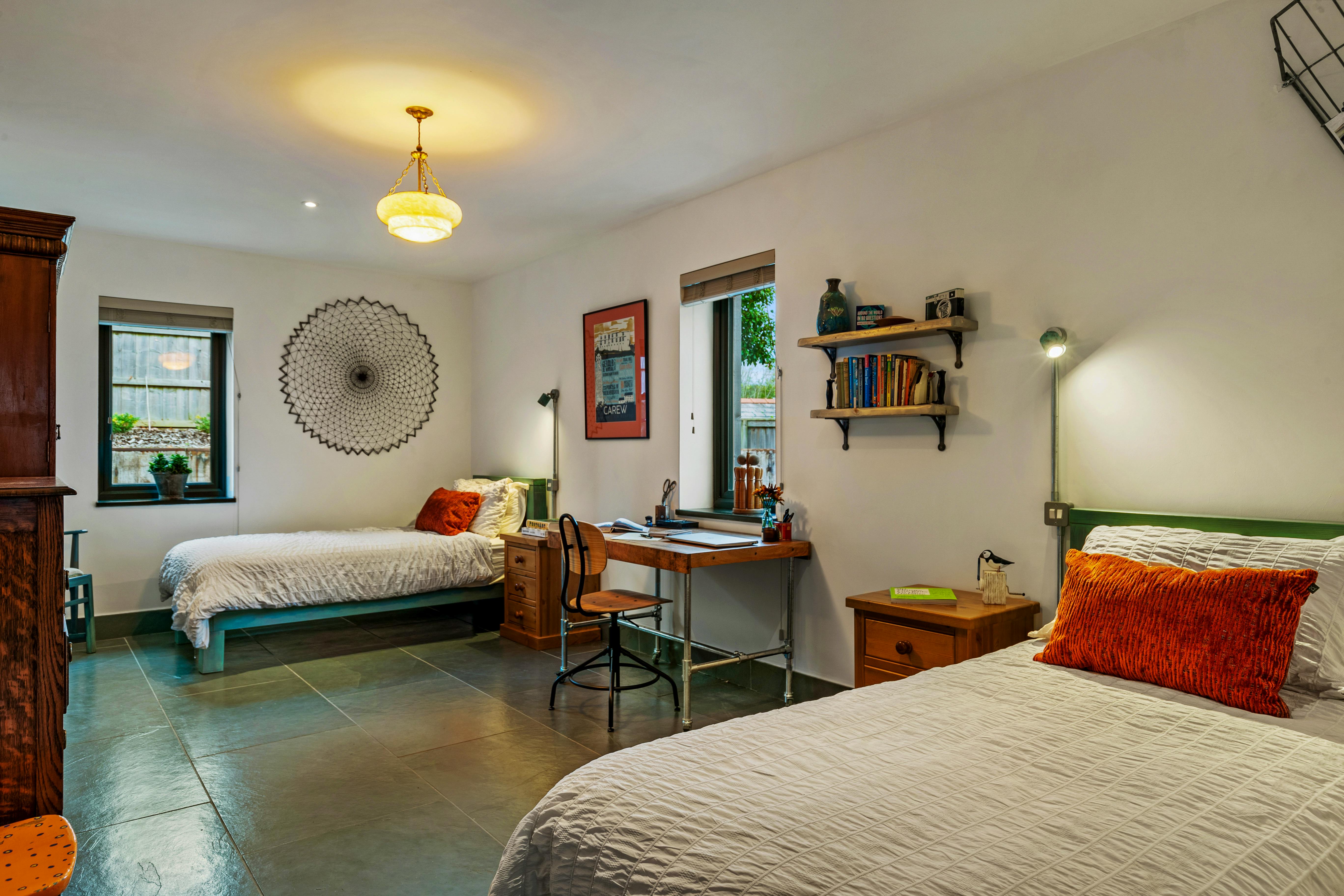 Zinc - spacious twin room with desk