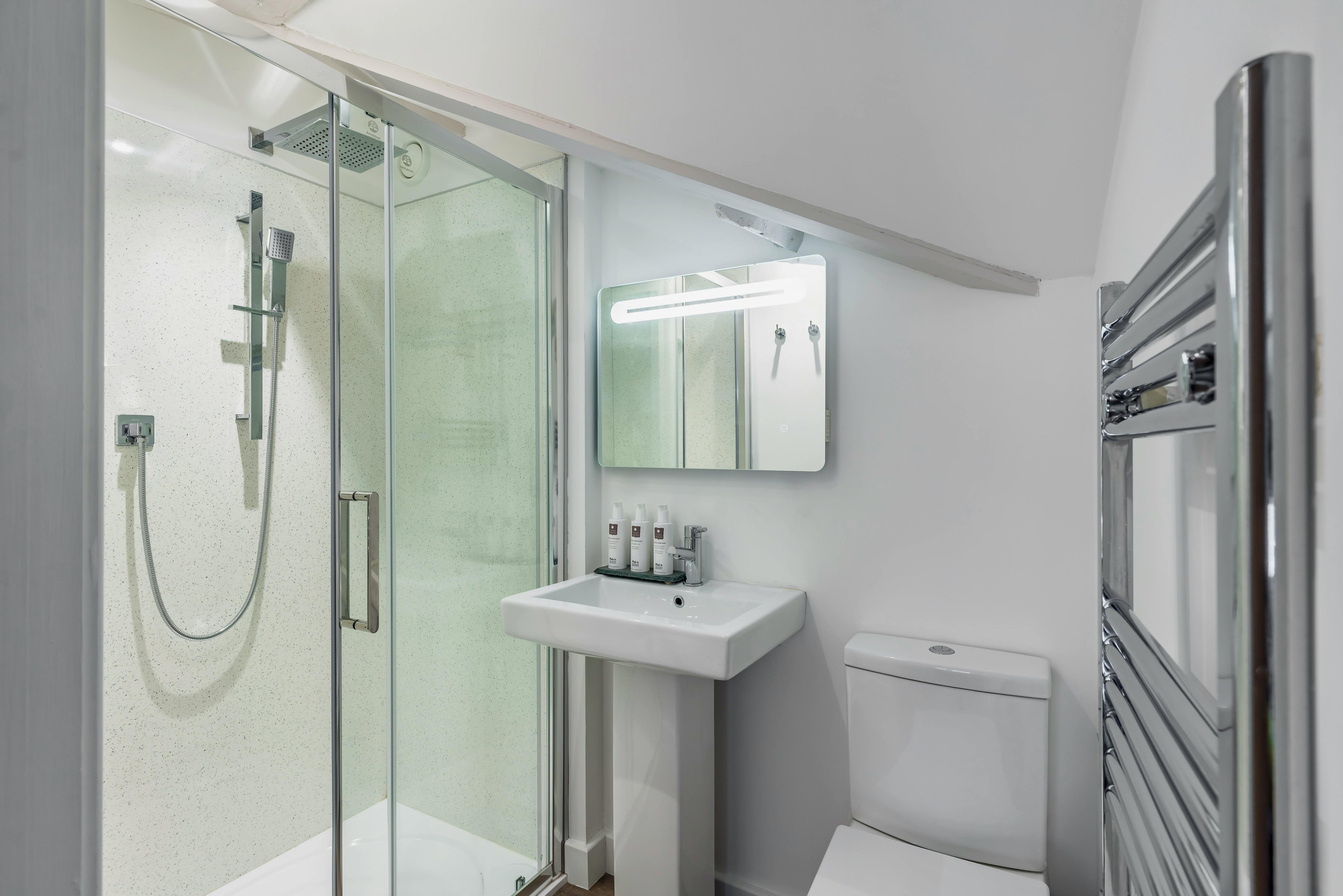 Main Bathroom with shower