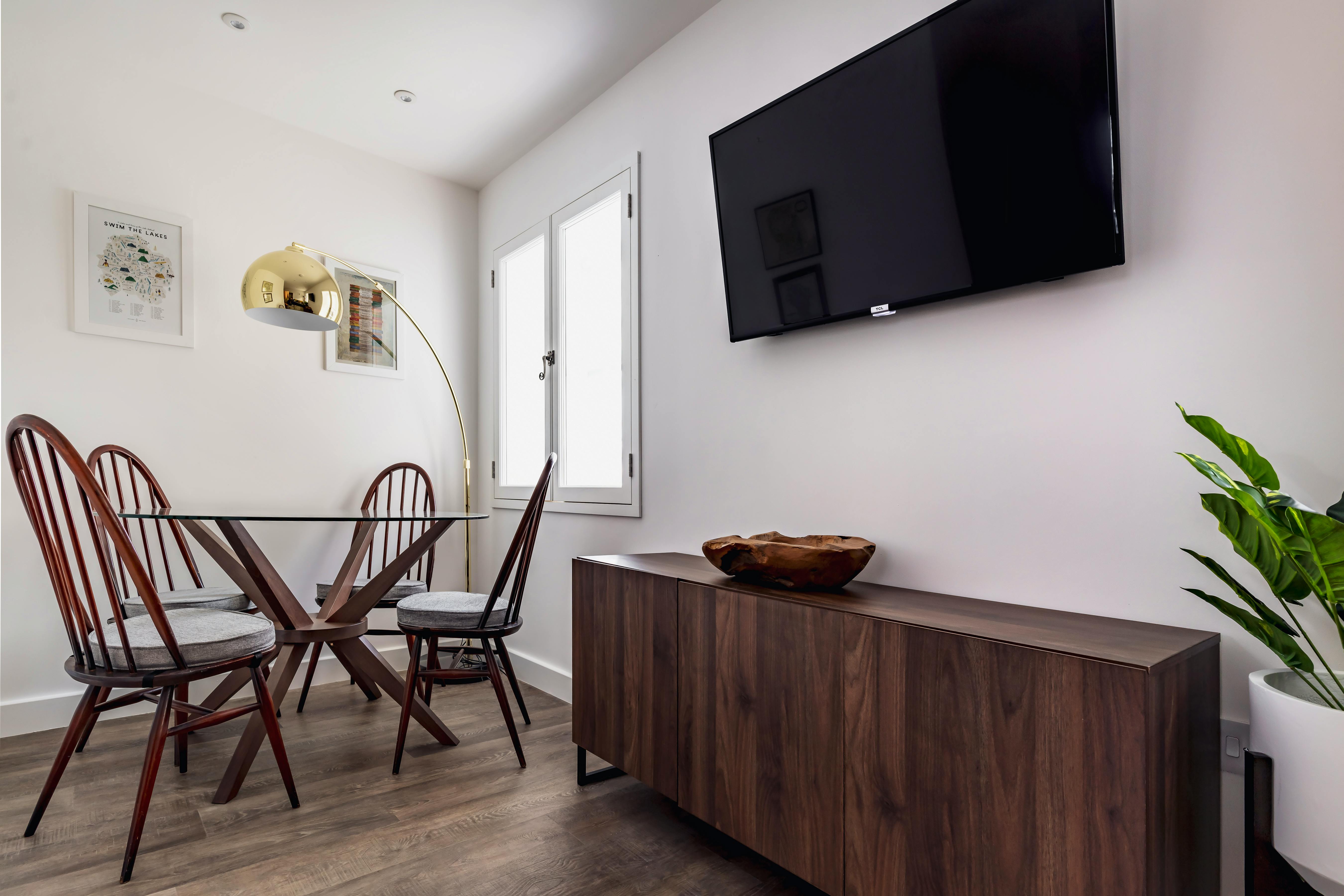 Dining area   smart TV