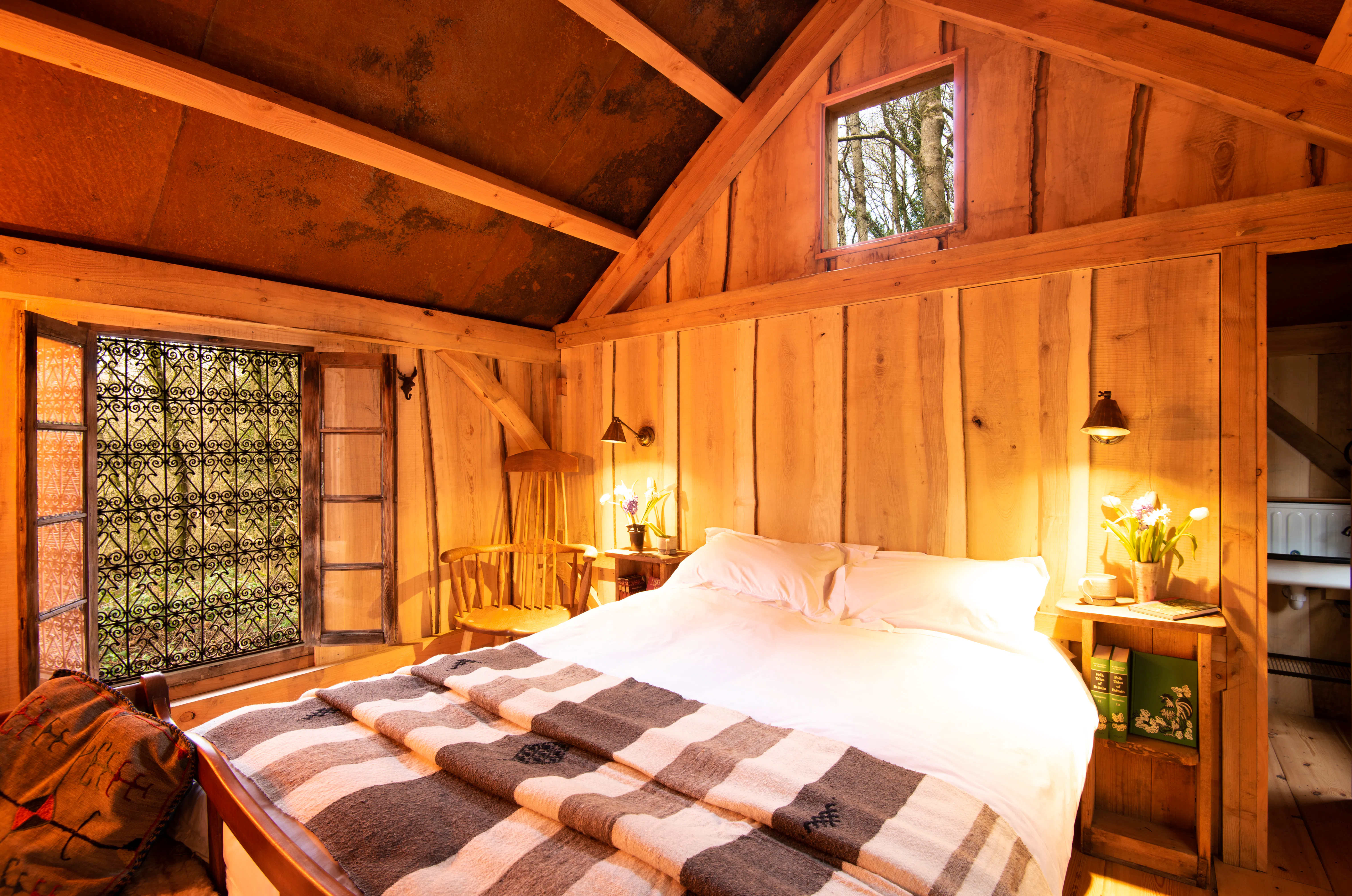 The Boathouse - Charming waterside property in The Cotswolds