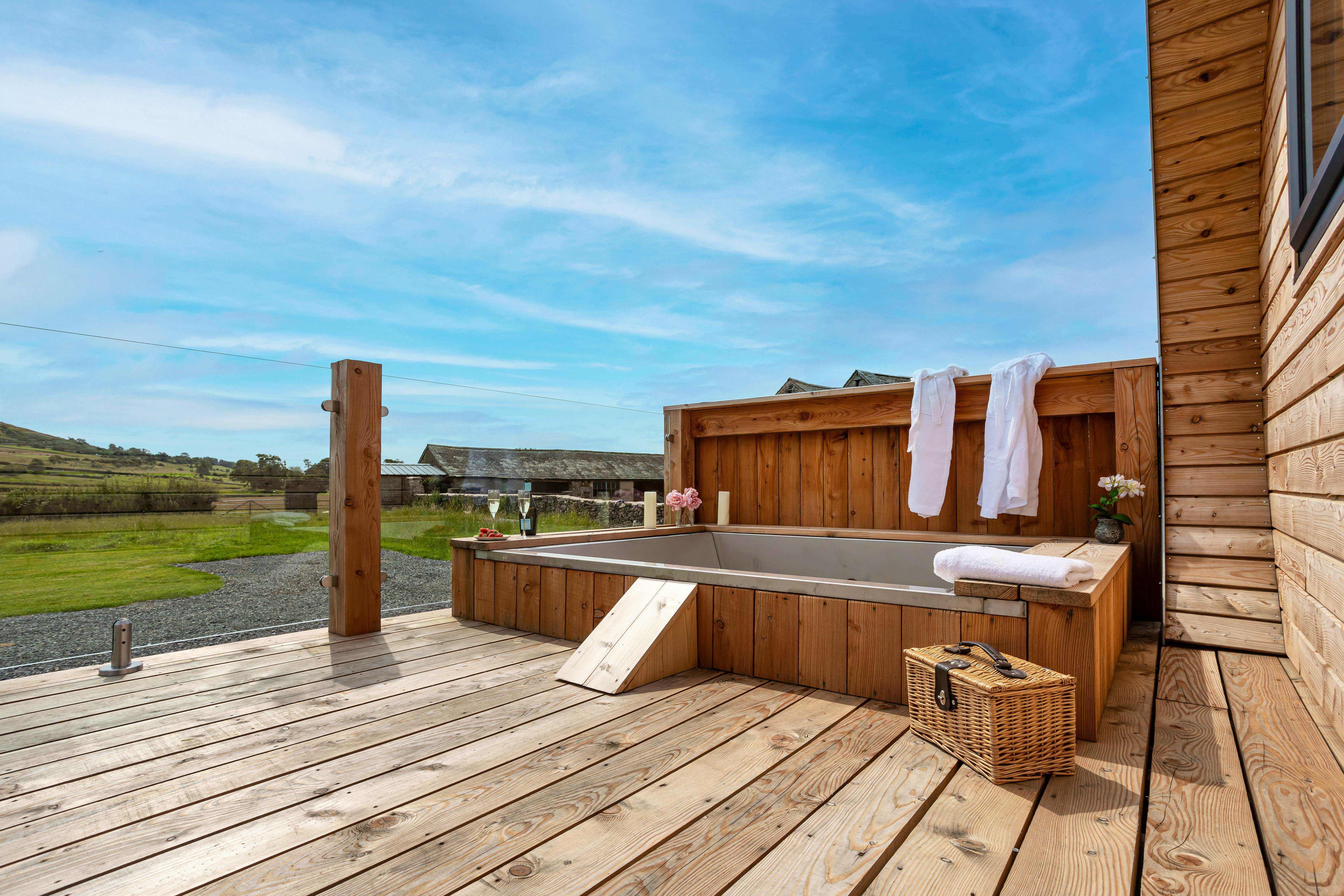 Low Longlands - Deck and hot tub