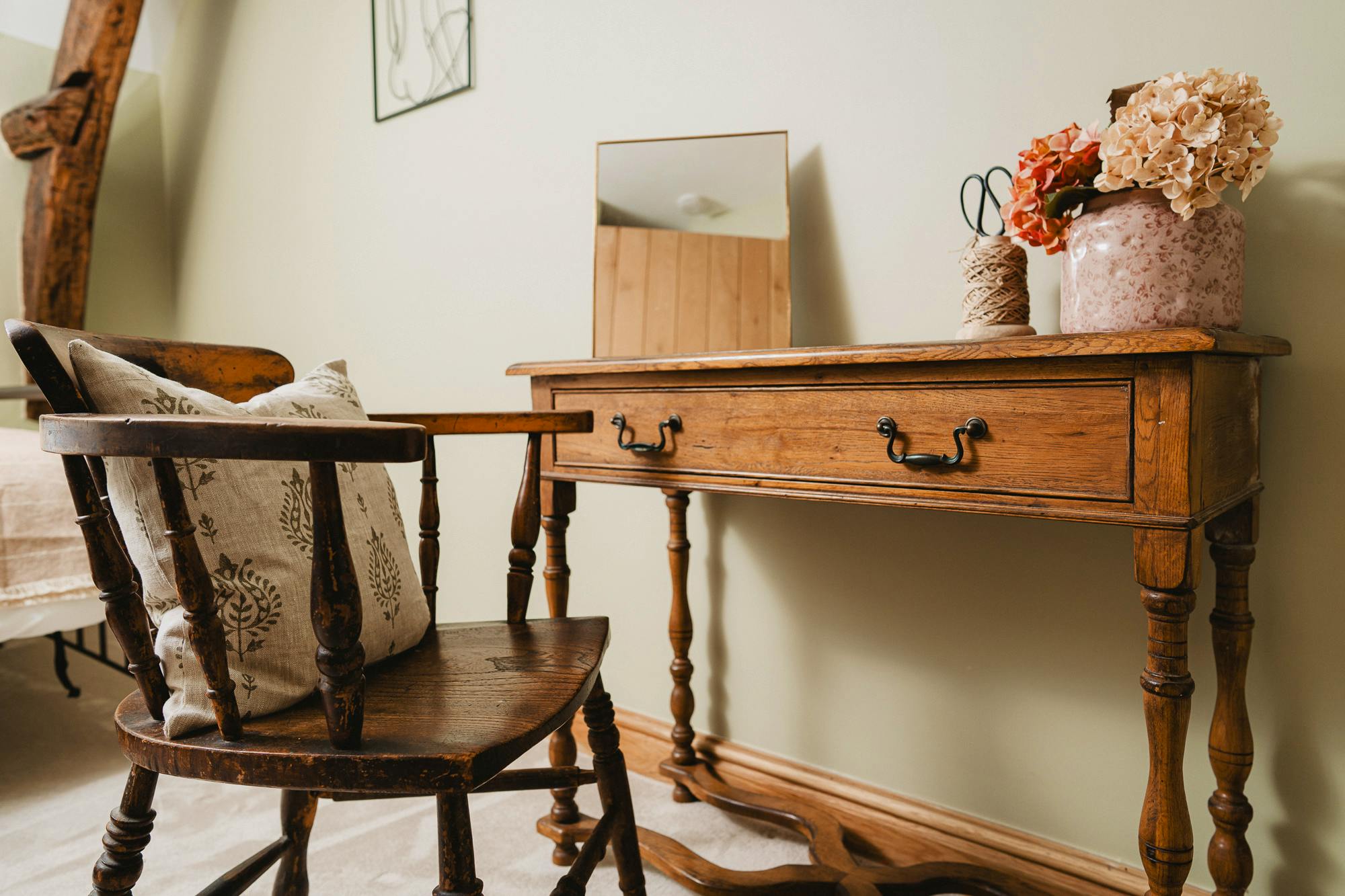 Dressing table in single bedroom 