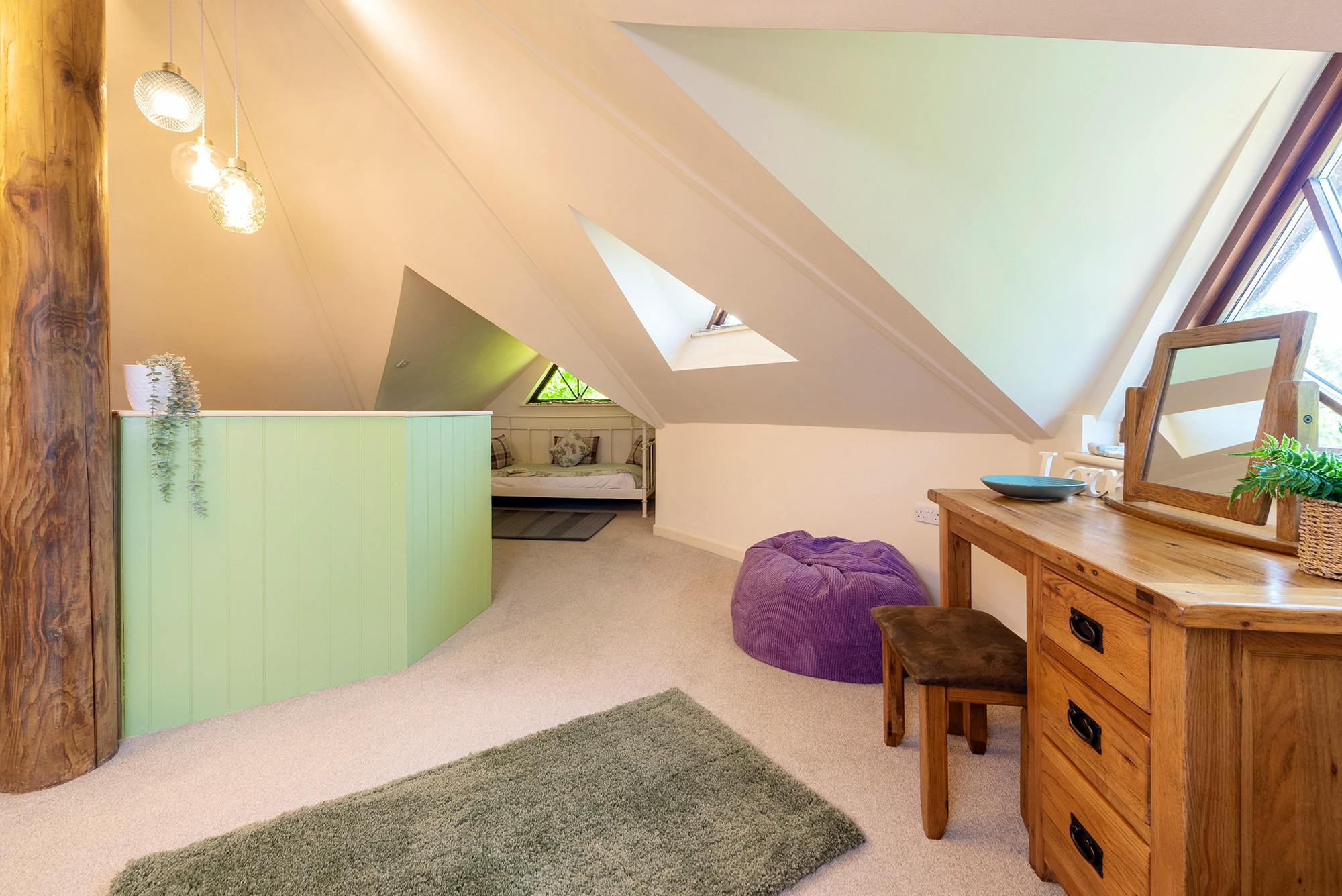 Extra single bed in master 