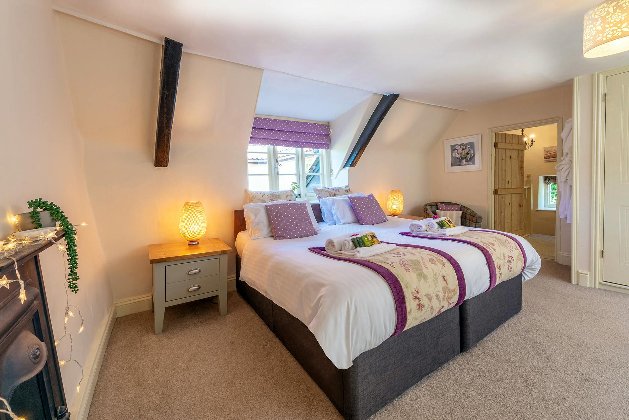 Large superking/twin bedroom