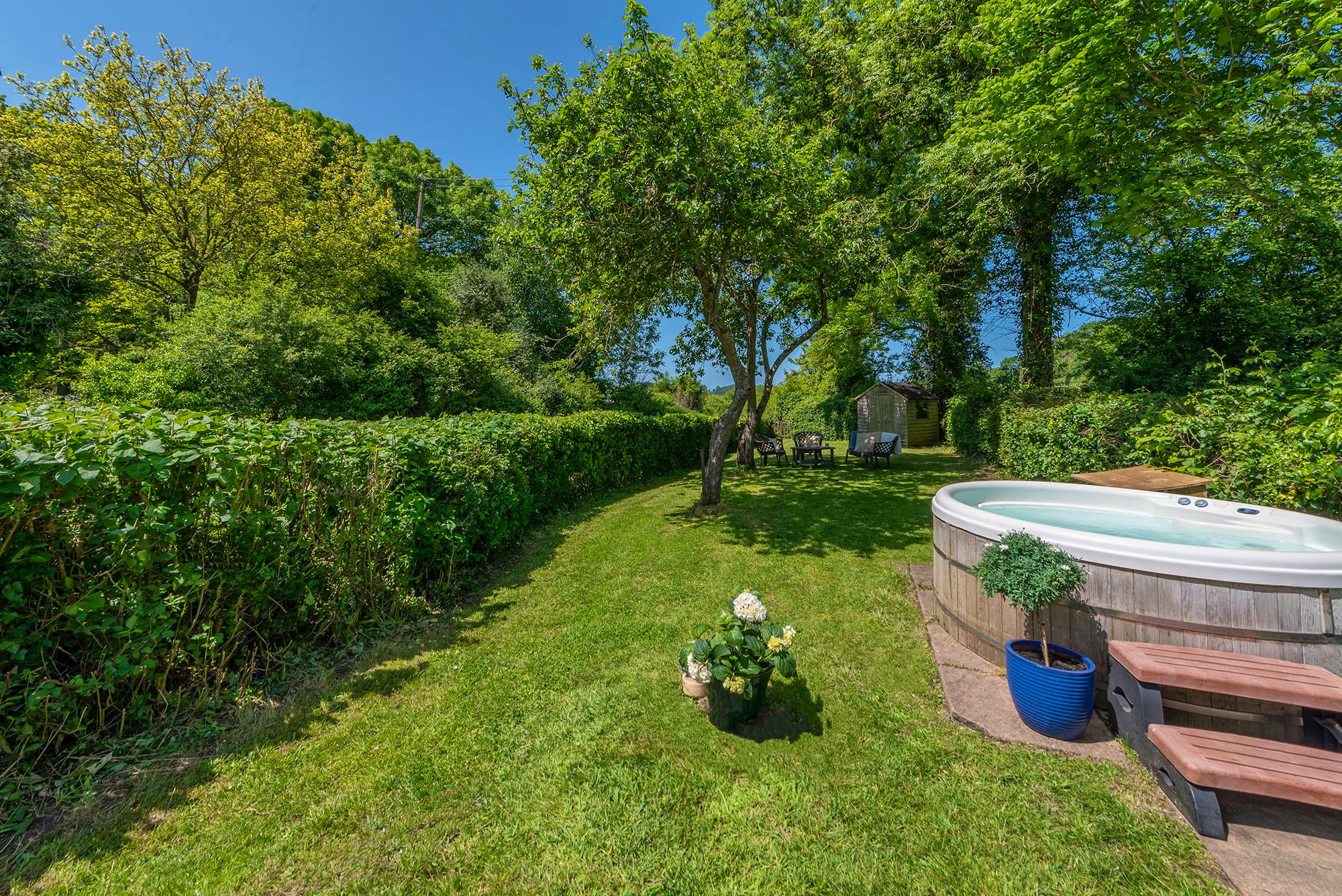 Pretty garden with hot tub 