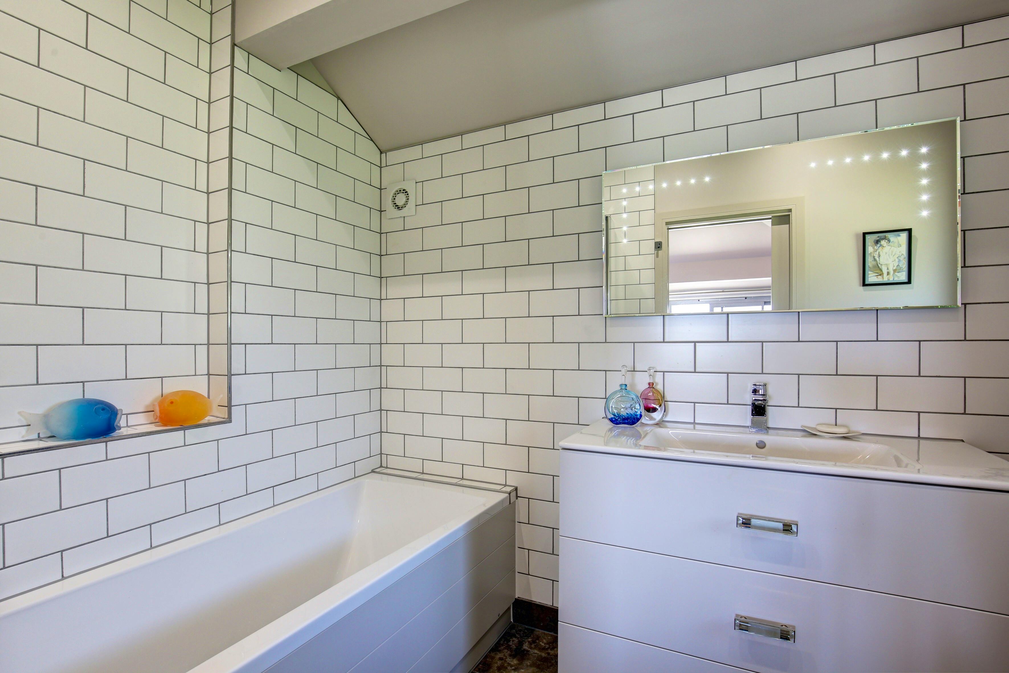 2 Classically simple Bathrooms 